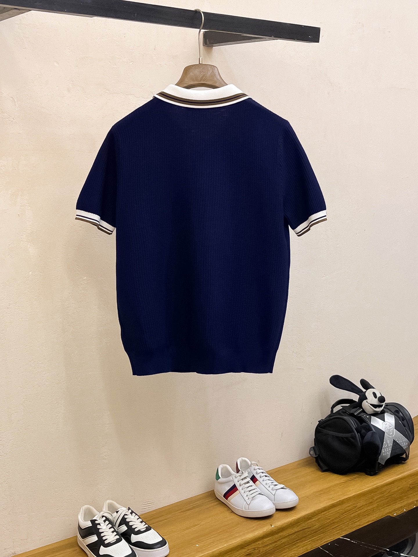 LV 2026新品短袖Polo，帅气时尚，顶级绣花字母logo，简约百搭款。面料针织 不仅挺括，保持潮流