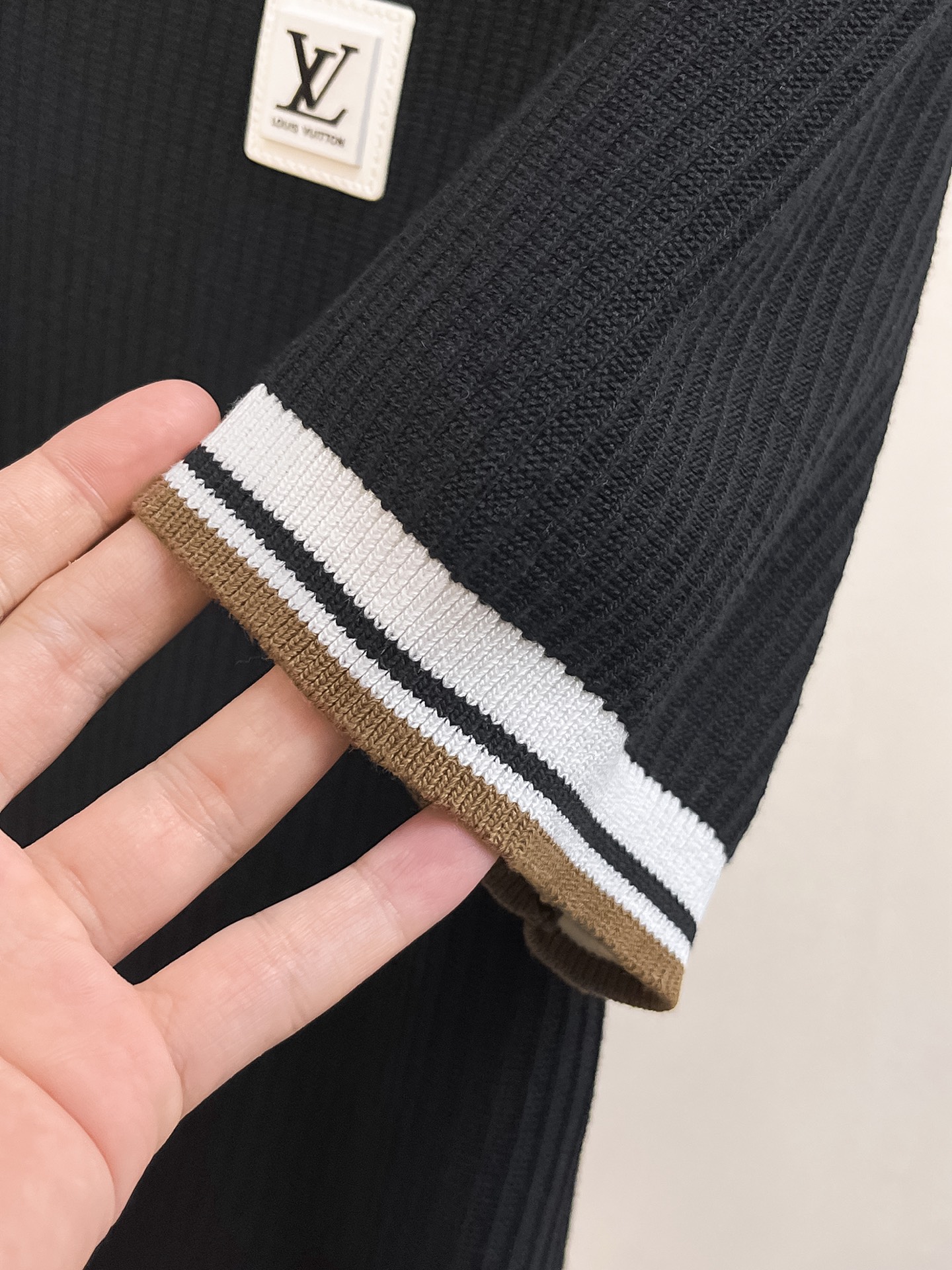 LV 2026新品短袖Polo，帅气时尚，顶级绣花字母logo，简约百搭款。面料针织 不仅挺括，保持潮流