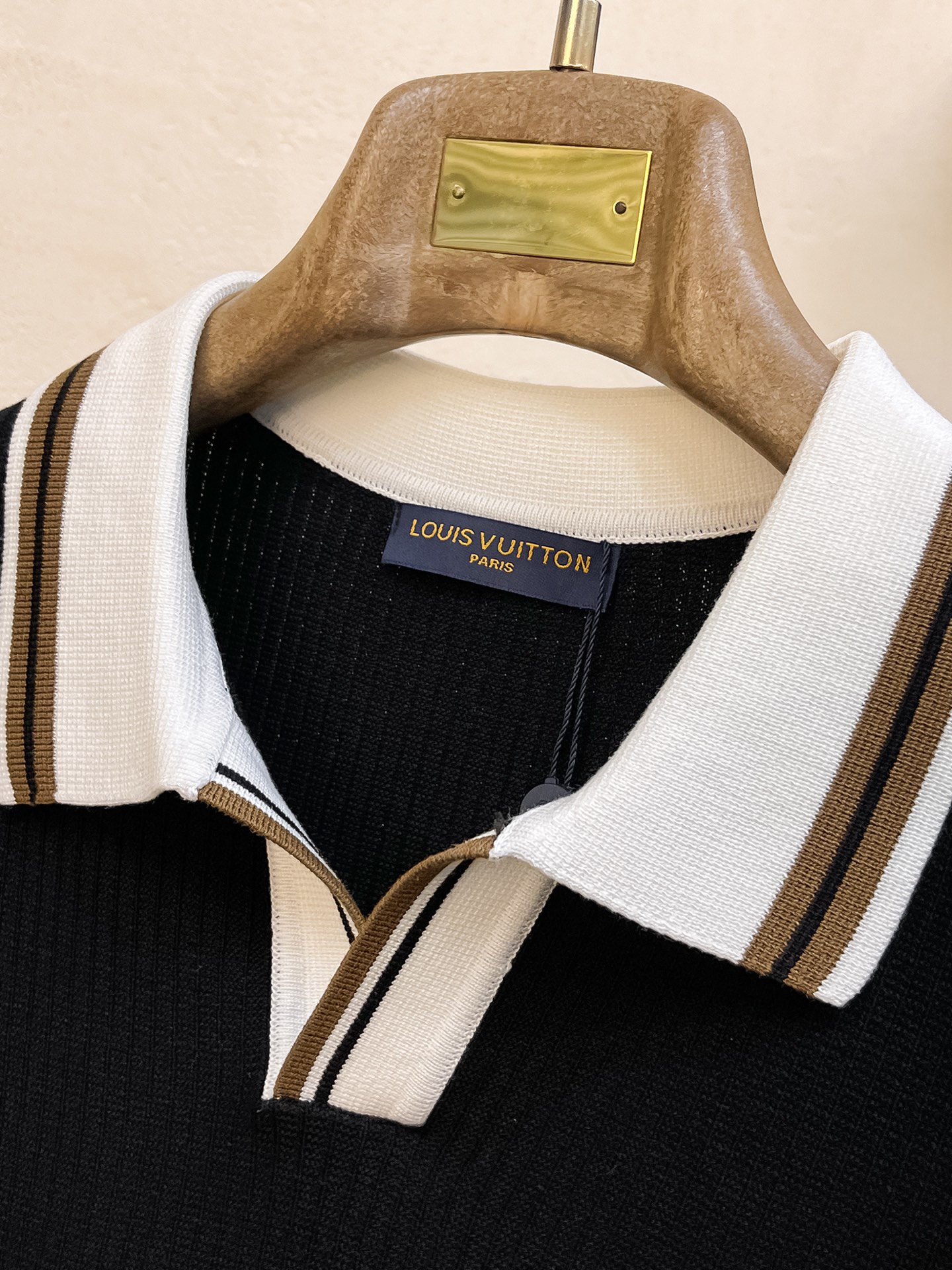 LV 2026新品短袖Polo，帅气时尚，顶级绣花字母logo，简约百搭款。面料针织 不仅挺括，保持潮流