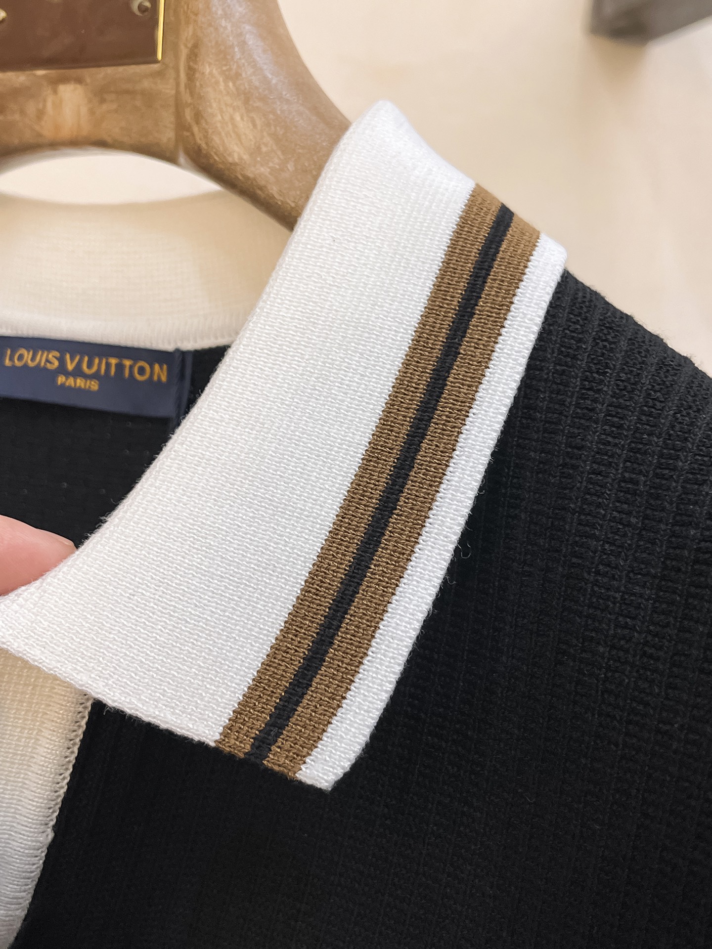 LV 2026新品短袖Polo，帅气时尚，顶级绣花字母logo，简约百搭款。面料针织 不仅挺括，保持潮流