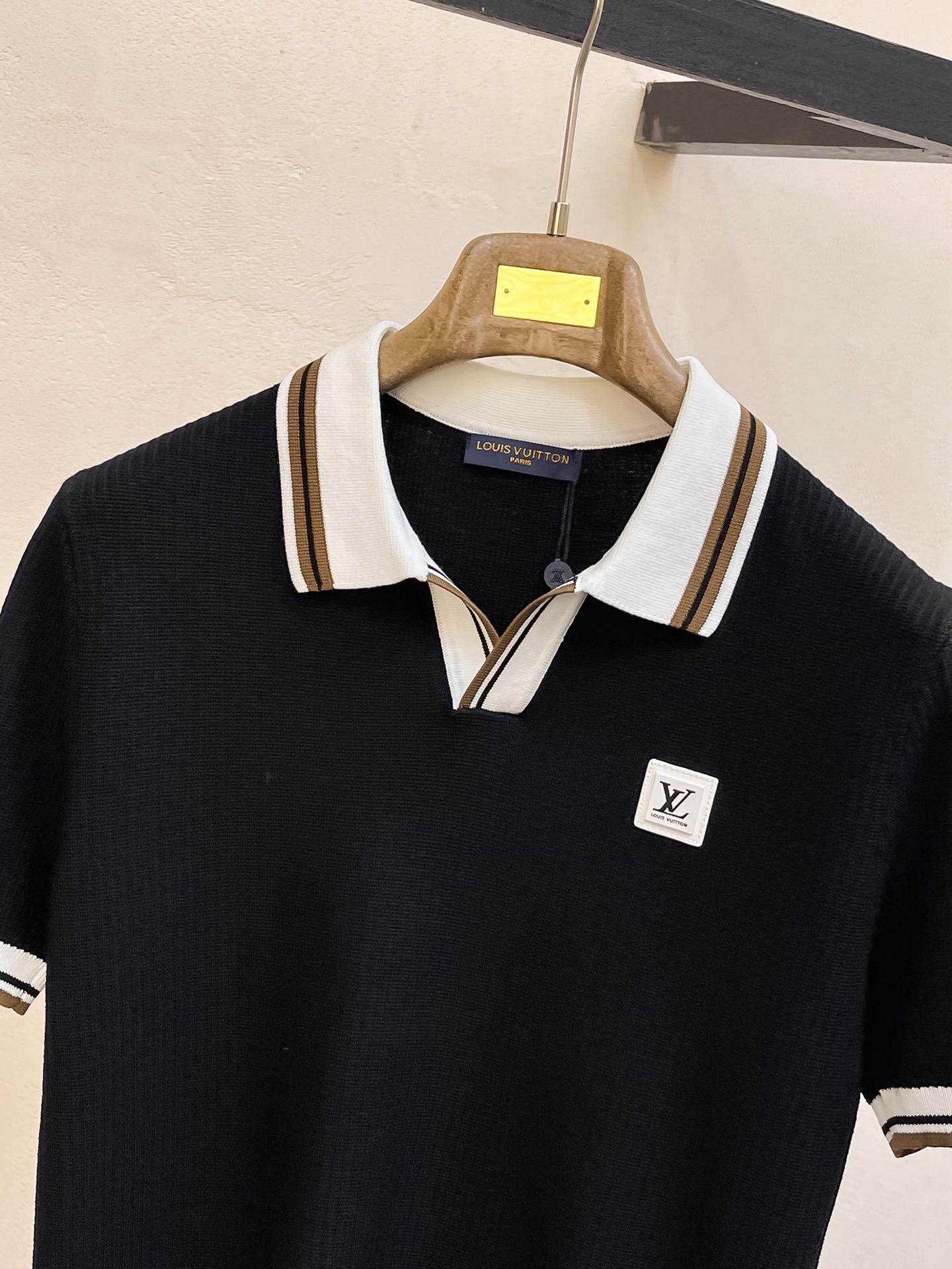 LV 2026新品短袖Polo，帅气时尚，顶级绣花字母logo，简约百搭款。面料针织 不仅挺括，保持潮流