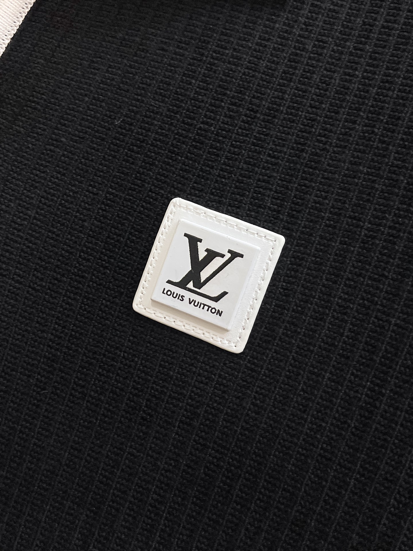 LV 2026新品短袖Polo，帅气时尚，顶级绣花字母logo，简约百搭款。面料针织 不仅挺括，保持潮流