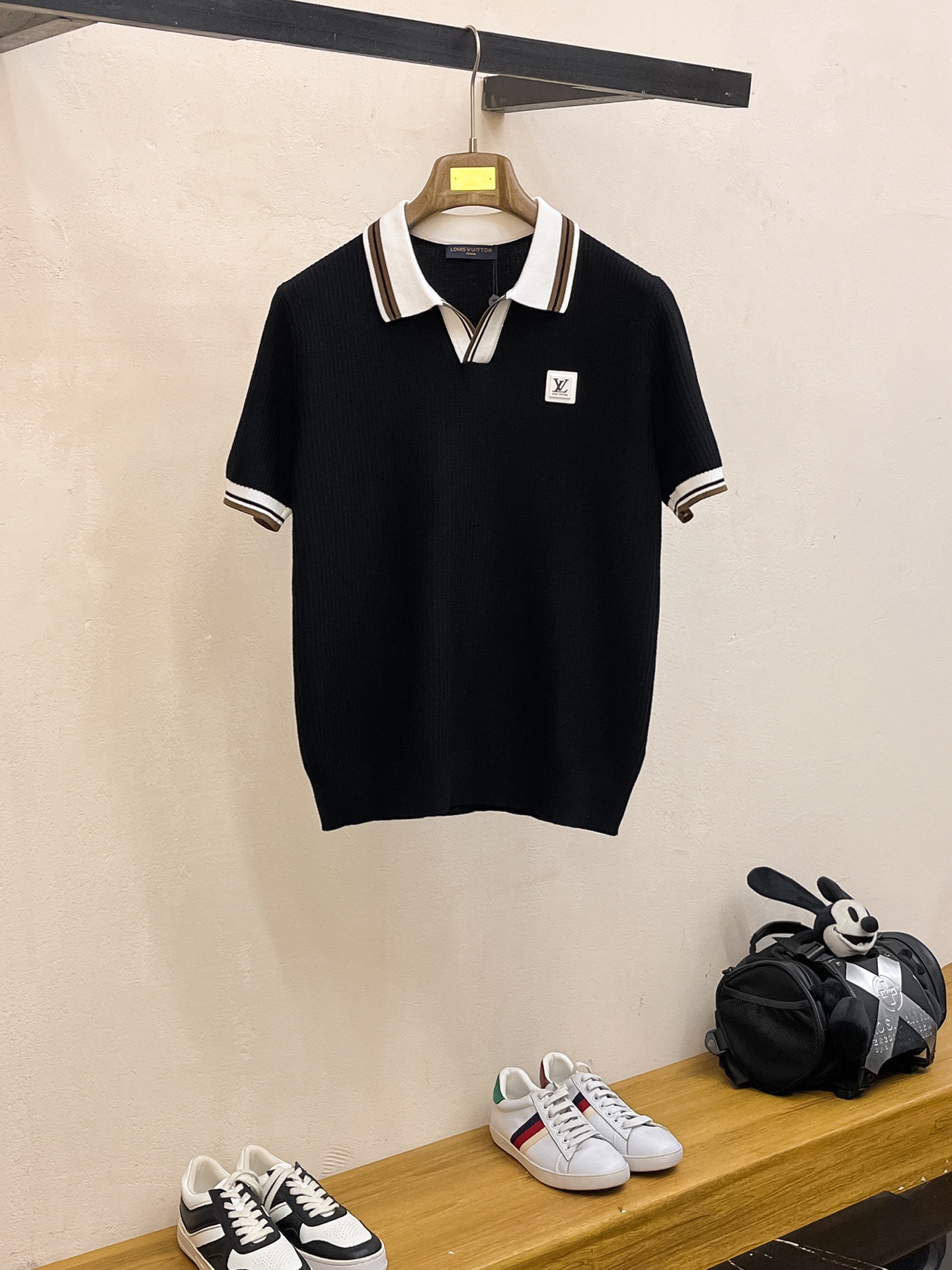 LV 2026新品短袖Polo，帅气时尚，顶级绣花字母logo，简约百搭款。面料针织 不仅挺括，保持潮流