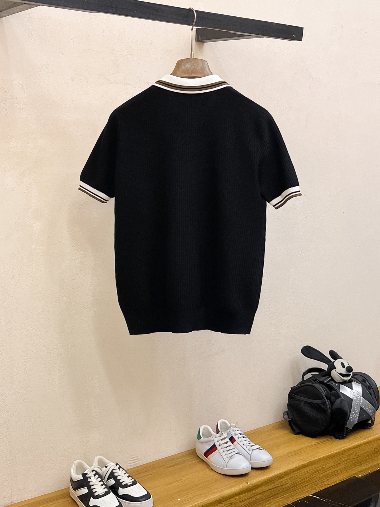 LV 2026新品短袖Polo，帅气时尚，顶级绣花字母logo，简约百搭款。面料针织 不仅挺括，保持潮流