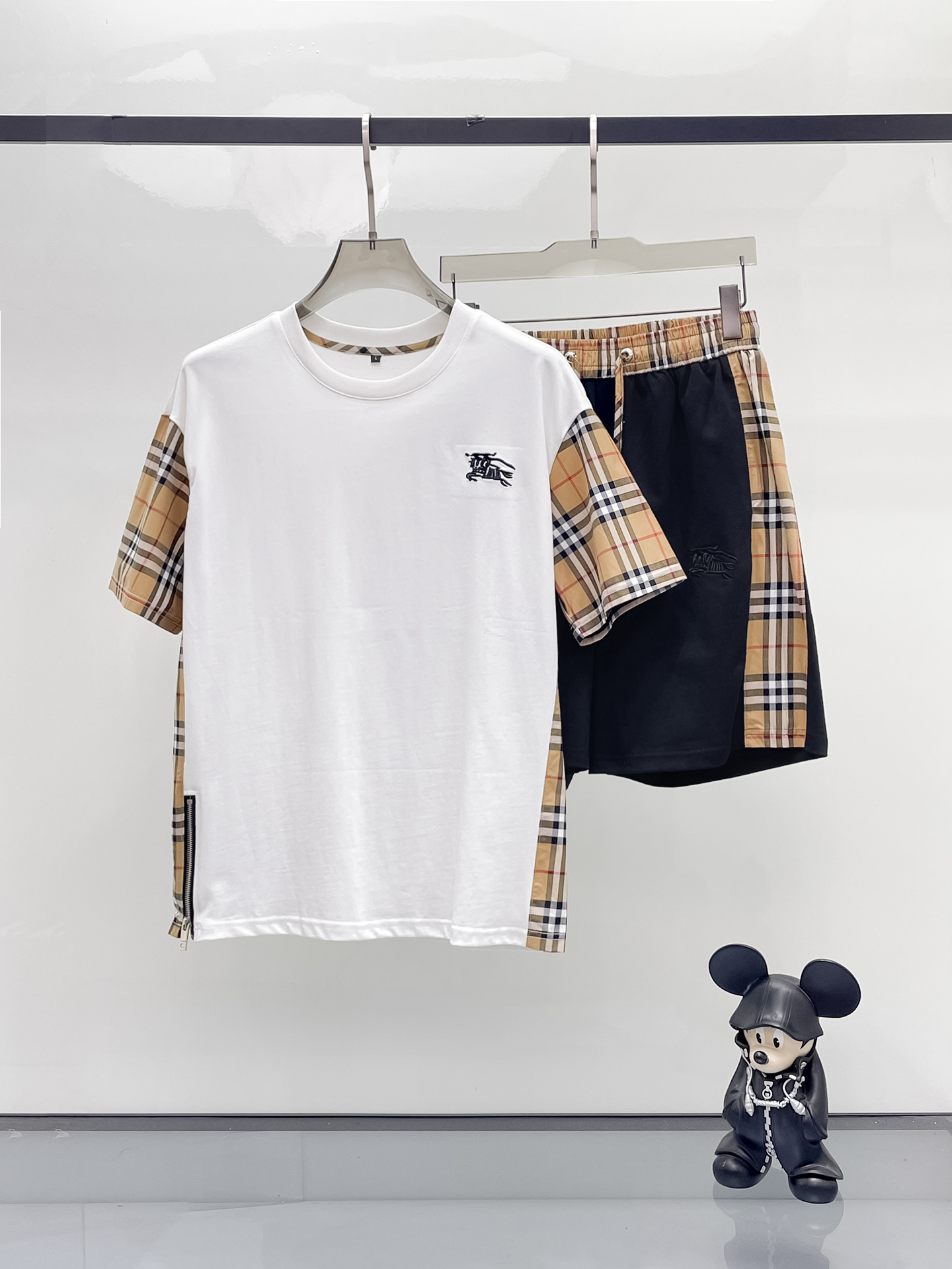 NO:429432,Burberry's new spring and summer casual set, the latest model is exclusively available on the entire network!  !  ~ It is classic and fashionable and versatile, who doesn’t like it? It will show the classic again. It is very pleasing to the eye and comes with a low luxury halo and recognition!  The traditional brand concept and modern advanced technology are perfectly combined. Coupled with the extremely modern and modern minimalist design, 100% imported pure cotton fabrics are customized!  The texture of this model is quite touching, the specifications and grades are known with tentacles. The degree of delicateness and breathability are top-notch!  Size M-3XL, Burberry, Alexander wang19860909巴宝莉 2025春夏新款休闲套装,最新款全网独家首上！！~既经典有时尚百搭,谁不爱啊,将经典再次展现,非常的耐看,自带低奢光环与辨识度！传统的品牌理念和现代化的先进技术进行了完美结合.加上极其现代摩登风范的简约设计,定制百分百进口纯棉的面料！此款的质感相当感人 触手便知规格档次 细腻程度与透气效果堪称顶级！尺码M-3XL,,burberry,alexander wang,Men's clothing