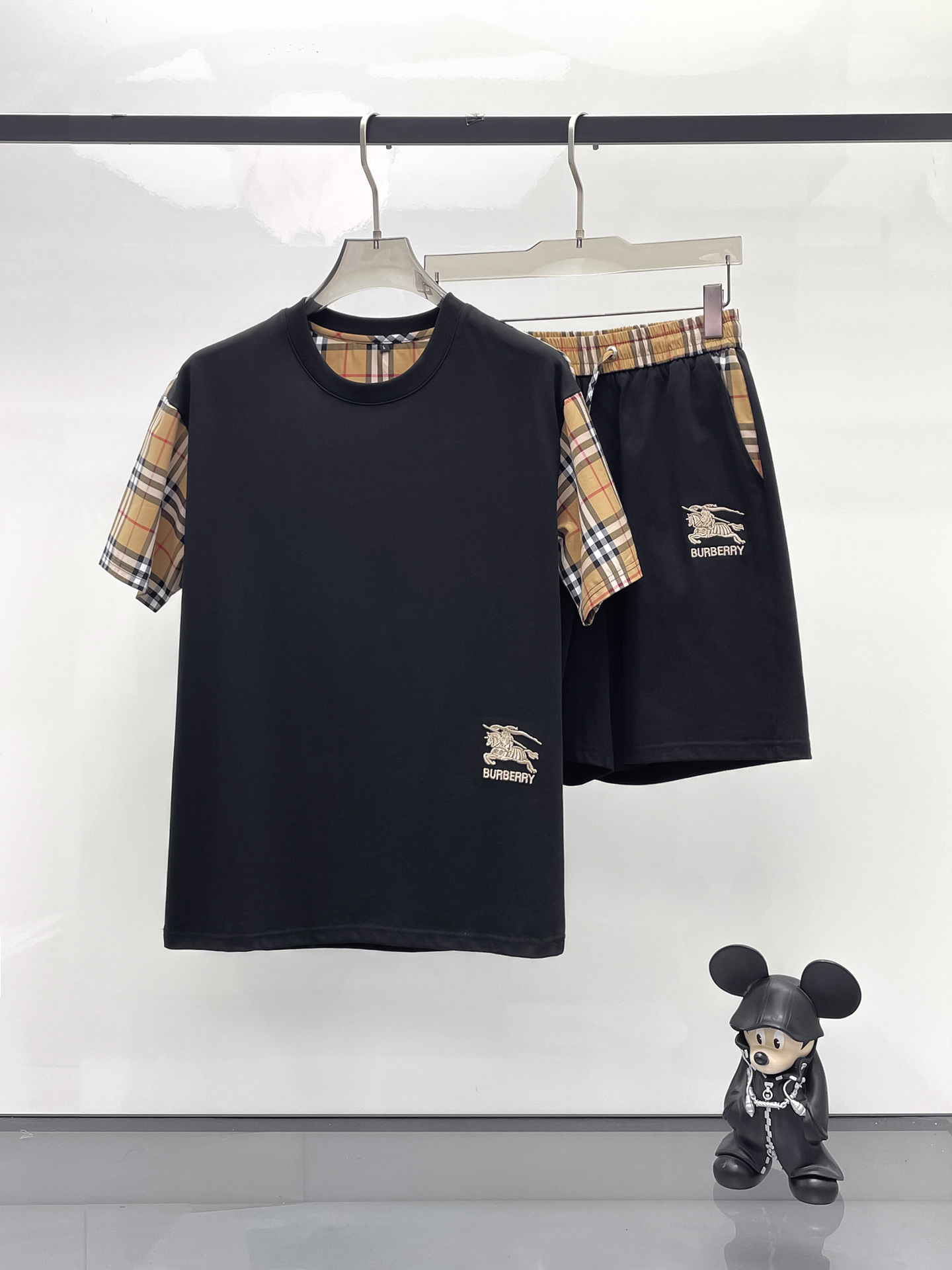 NO:429437,Burberry's new spring and summer casual set, the latest model is exclusively available on the entire network!  !  ~ It is classic and fashionable and versatile, who doesn’t like it? It will show the classic again. It is very pleasing to the eye and comes with a low luxury halo and recognition!  The traditional brand concept and modern advanced technology are perfectly combined. Coupled with the extremely modern and modern minimalist design, 100% imported pure cotton fabrics are customized!  The texture of this model is quite touching, the specifications and grades are known with tentacles. The degree of delicateness and breathability are top-notch!  Size M-3XL, Burberry, Alexander wang19860909巴宝莉2025春夏新款休闲套装,最新款全网独家首上！！~既经典有时尚百搭,谁不爱啊,将经典再次展现,非常的耐看,自带低奢光环与辨识度！传统的品牌理念和现代化的先进技术进行了完美结合.加上极其现代摩登风范的简约设计,定制百分百进口纯棉的面料！此款的质感相当感人 触手便知规格档次 细腻程度与透气效果堪称顶级！尺码M-3XL,,burberry,alexander wang,Men's clothing