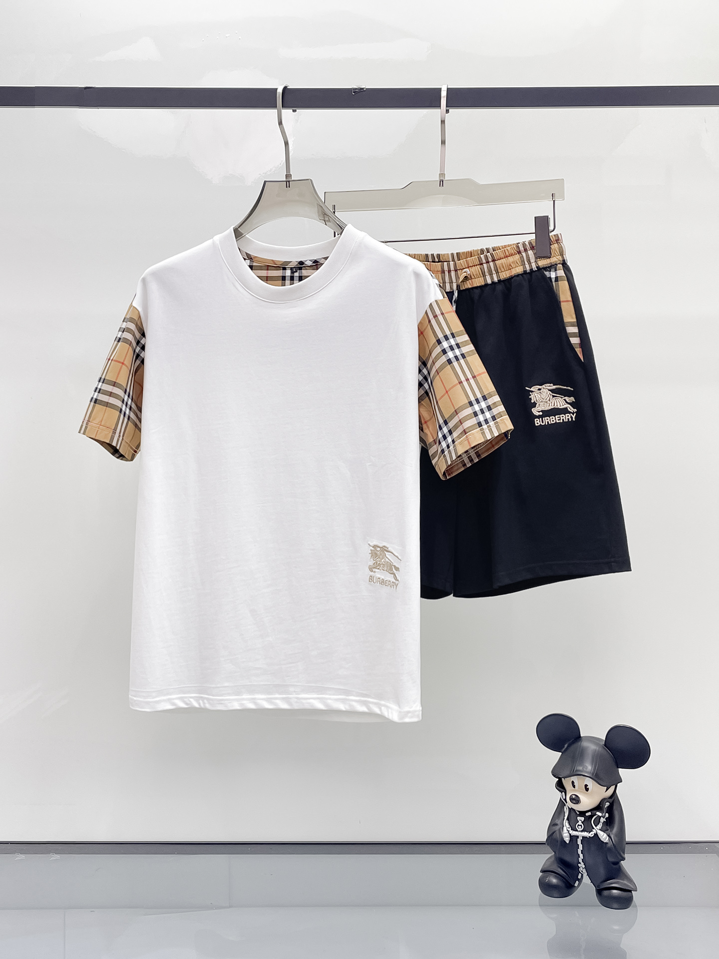 NO:429443,Burberry's new spring and summer casual set, the latest model is exclusively available on the entire network!  !  ~ It is classic and fashionable and versatile, who doesn’t like it? It will show the classic again. It is very pleasing to the eye and comes with a low luxury halo and recognition!  The traditional brand concept and modern advanced technology are perfectly combined. Coupled with the extremely modern and modern minimalist design, 100% imported pure cotton fabrics are customized!  The texture of this model is quite touching, the specifications and grades are known with tentacles. The degree of delicateness and breathability are top-notch!  Size M-3XL, Burberry, Alexander wang19860909巴宝莉 2025春夏新款休闲套装,最新款全网独家首上！！~既经典有时尚百搭,谁不爱啊,将经典再次展现,非常的耐看,自带低奢光环与辨识度！传统的品牌理念和现代化的先进技术进行了完美结合.加上极其现代摩登风范的简约设计,定制百分百进口纯棉的面料！此款的质感相当感人 触手便知规格档次 细腻程度与透气效果堪称顶级！尺码M-3XL,,burberry,alexander wang,Men's clothing