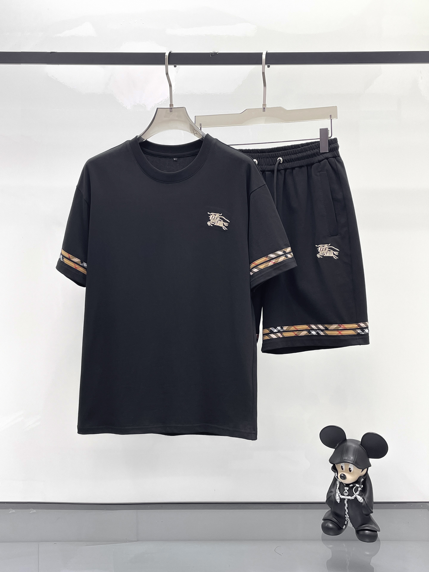 NO:429481,Burberry's new spring and summer casual set, the latest model is exclusively available on the entire network!  !  ~ It is classic and fashionable and versatile, who doesn’t like it? It will show the classic again. It is very pleasing to the eye and comes with a low luxury halo and recognition!  The traditional brand concept and modern advanced technology are perfectly combined. Coupled with the extremely modern and modern minimalist design, 100% imported pure cotton fabrics are customized!  The texture of this model is quite touching, the specifications and grades are known with tentacles. The degree of delicateness and breathability are top-notch!  Size M-3XL, Burberry, Alexander wang19860909巴宝莉 2025春夏新款休闲套装,最新款全网独家首上！！~既经典有时尚百搭,谁不爱啊,将经典再次展现,非常的耐看,自带低奢光环与辨识度！传统的品牌理念和现代化的先进技术进行了完美结合.加上极其现代摩登风范的简约设计,定制百分百进口纯棉的面料！此款的质感相当感人 触手便知规格档次 细腻程度与透气效果堪称顶级！尺码M-3XL,,burberry,alexander wang,Men's clothing