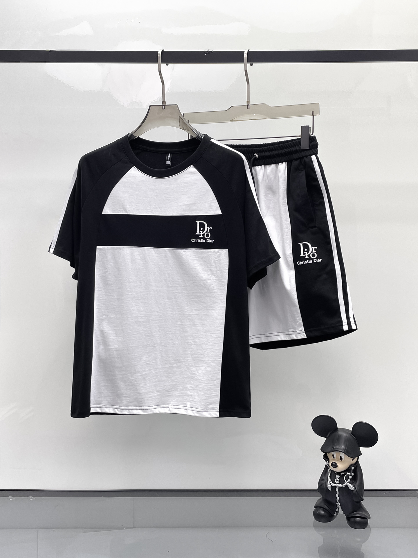 NO:429476,Dior 2025 spring and summer new casual set, the latest model is exclusively available on the entire network!  !  ~ It is classic and fashionable and versatile, who doesn’t like it? It will show the classic again. It is very pleasing to the eye and comes with a low luxury halo and recognition!  The traditional brand concept and modern advanced technology are perfectly combined. Coupled with the extremely modern and modern minimalist design, 100% imported pure cotton fabrics are customized!  The texture of this model is quite touching, the specifications and grades are known with tentacles. The degree of delicateness and breathability are top-notch!  Size M-3XL, dior,alexander wang19860909迪奥 2025春夏新款休闲套装,最新款全网独家首上！！~既经典有时尚百搭,谁不爱啊,将经典再次展现,非常的耐看,自带低奢光环与辨识度！传统的品牌理念和现代化的先进技术进行了完美结合.加上极其现代摩登风范的简约设计,定制百分百进口纯棉的面料！此款的质感相当感人 触手便知规格档次 细腻程度与透气效果堪称顶级！尺码M-3XL,,dior,alexander wang,Men's clothing