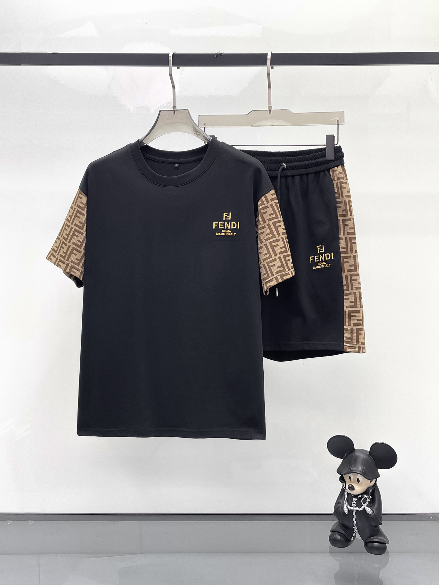 NO:429470,Fendi's new spring and summer casual set, the latest model is exclusively available on the entire network!  !  ~ It is classic and fashionable and versatile, who doesn’t like it? It will show the classic again. It is very pleasing to the eye and comes with a low luxury halo and recognition!  The traditional brand concept and modern advanced technology are perfectly combined. Coupled with the extremely modern and modern minimalist design, 100% imported pure cotton fabrics are customized!  The texture of this model is quite touching, the specifications and grades are known with tentacles. The degree of delicateness and breathability are top-notch!  Size M-3XL, fendi, alexander wang19860909芬迪 2025春夏新款休闲套装,最新款全网独家首上！！~既经典有时尚百搭,谁不爱啊,将经典再次展现,非常的耐看,自带低奢光环与辨识度！传统的品牌理念和现代化的先进技术进行了完美结合.加上极其现代摩登风范的简约设计,定制百分百进口纯棉的面料！此款的质感相当感人 触手便知规格档次 细腻程度与透气效果堪称顶级！尺码M-3XL,,fendi,alexander wang,Men's clothing