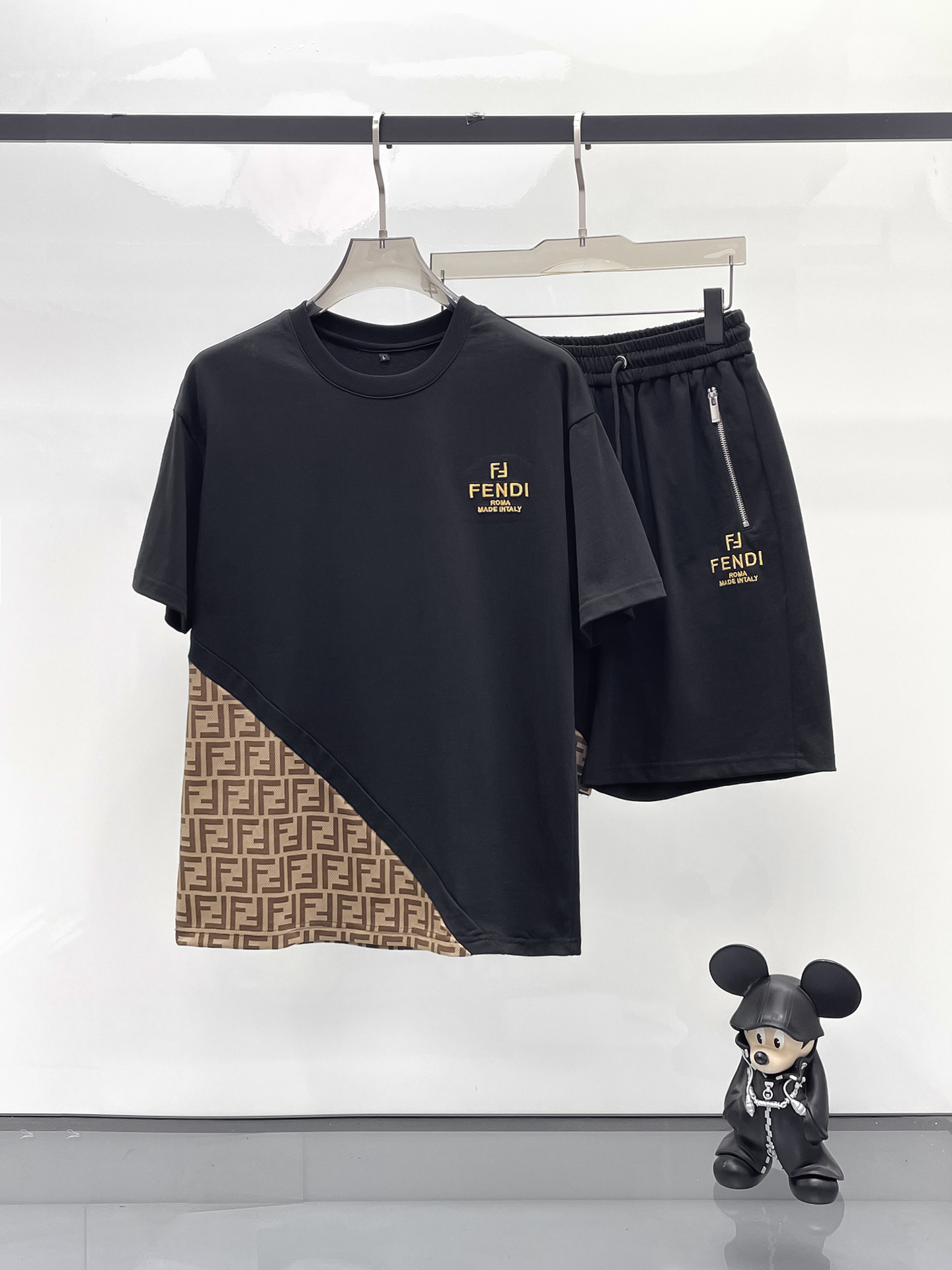 NO:429447,Fendi's new spring and summer casual set, the latest model is exclusively available on the entire network!  !  ~ It is classic and fashionable and versatile, who doesn’t like it? It will show the classic again. It is very pleasing to the eye and comes with a low luxury halo and recognition!  The traditional brand concept and modern advanced technology are perfectly combined. Coupled with the extremely modern and modern minimalist design, 100% imported pure cotton fabrics are customized!  The texture of this model is quite touching, the specifications and grades are known with tentacles. The degree of delicateness and breathability are top-notch!  Size M-3XL, fendi, alexander wang19860909芬迪 2025春夏新款休闲套装,最新款全网独家首上！！~既经典有时尚百搭,谁不爱啊,将经典再次展现,非常的耐看,自带低奢光环与辨识度！传统的品牌理念和现代化的先进技术进行了完美结合.加上极其现代摩登风范的简约设计,定制百分百进口纯棉的面料！此款的质感相当感人 触手便知规格档次 细腻程度与透气效果堪称顶级！尺码M-3XL,,fendi,alexander wang,Men's clothing