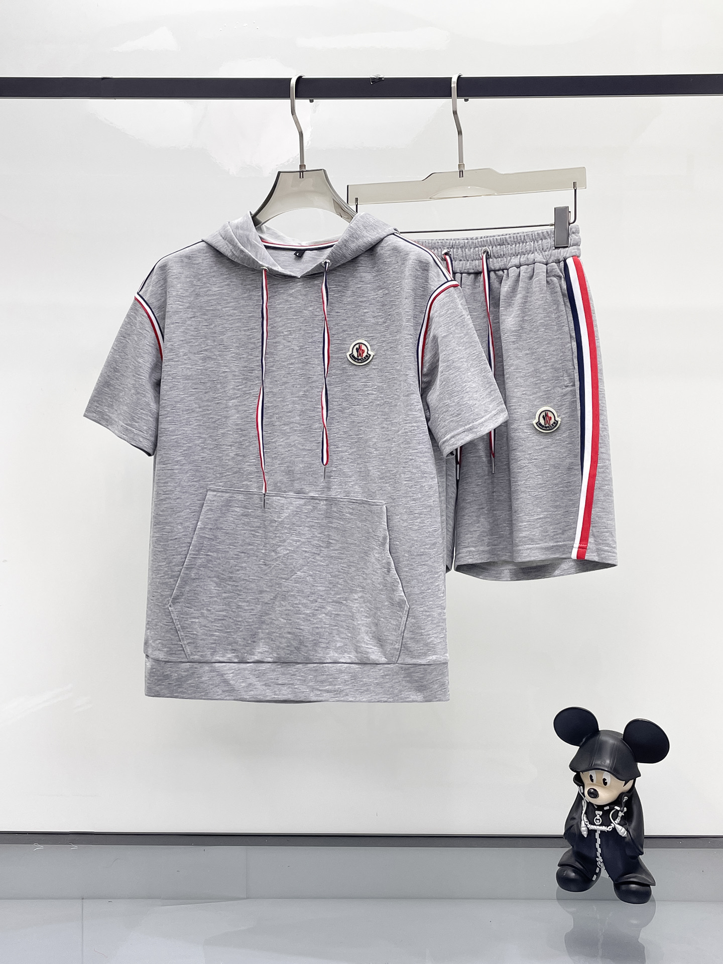 NO:429472,The new spring and summer casual set of 2025, the latest model is exclusively available on the entire network!  !  ~ It is classic and fashionable and versatile, who doesn’t like it? It will show the classic again. It is very pleasing to the eye and comes with a low luxury halo and recognition!  The traditional brand concept and modern advanced technology are perfectly combined. Coupled with the extremely modern and modern minimalist design, 100% imported pure cotton fabrics are customized!  The texture of this model is quite touching, the specifications and grades are known with tentacles. The degree of delicateness and breathability are top-notch!  Size M-3XL, Moncler, alexander wang19860909蒙口 2025春夏新款休闲套装,最新款全网独家首上！！~既经典有时尚百搭,谁不爱啊,将经典再次展现,非常的耐看,自带低奢光环与辨识度！传统的品牌理念和现代化的先进技术进行了完美结合.加上极其现代摩登风范的简约设计,定制百分百进口纯棉的面料！此款的质感相当感人 触手便知规格档次 细腻程度与透气效果堪称顶级！尺码M-3XL,,Moncler,alexander wang,Men's clothing