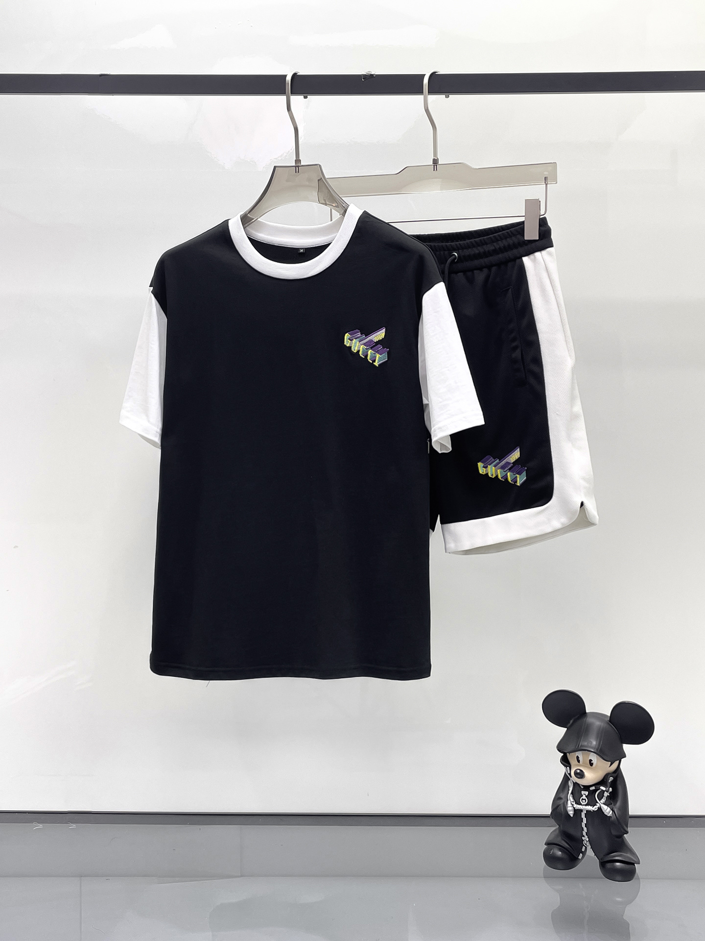 NO:429506,Gucci's new spring and summer casual set, the latest model is exclusively available on the entire network!  !  ~ It is classic and fashionable and versatile, who doesn’t like it? It will show the classic again. It is very pleasing to the eye and comes with a low luxury halo and recognition!  The traditional brand concept and modern advanced technology are perfectly combined. Coupled with the extremely modern and modern minimalist design, 100% imported pure cotton fabrics are customized!  The texture of this model is quite touching, the specifications and grades are known with tentacles. The degree of delicateness and breathability are top-notch!  Size M-3XL, gucci,alexander wang19860909古驰 2025春夏新款休闲套装,最新款全网独家首上！！~既经典有时尚百搭,谁不爱啊,将经典再次展现,非常的耐看,自带低奢光环与辨识度！传统的品牌理念和现代化的先进技术进行了完美结合.加上极其现代摩登风范的简约设计,定制百分百进口纯棉的面料！此款的质感相当感人 触手便知规格档次 细腻程度与透气效果堪称顶级！尺码M-3XL,,gucci,alexander wang,Men's clothing