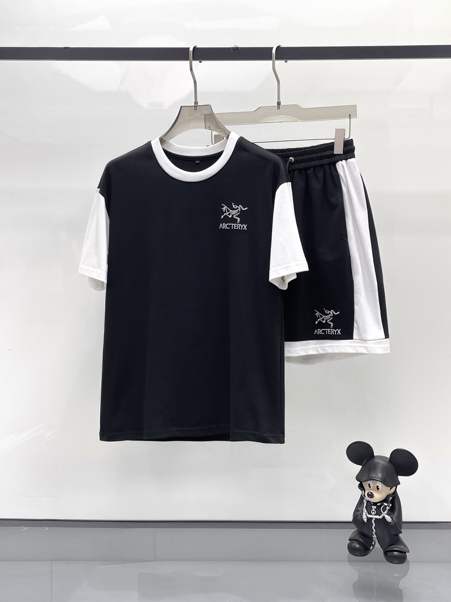 NO:429501,Archaeopteryx 2025 spring and summer new casual set, the latest model is exclusively available on the entire network!  !  ~ It is classic and fashionable and versatile, who doesn’t like it? It will show the classic again. It is very pleasing to the eye and comes with a low luxury halo and recognition!  The traditional brand concept and modern advanced technology are perfectly combined. Coupled with the extremely modern and modern minimalist design, 100% imported pure cotton fabrics are customized!  The texture of this model is quite touching, the specifications and grades are known with tentacles. The degree of delicateness and breathability are top-notch!  Size M-3XL, arc'teryx,alexander wang19860909始祖鸟 2025春夏新款休闲套装,最新款全网独家首上！！~既经典有时尚百搭,谁不爱啊,将经典再次展现,非常的耐看,自带低奢光环与辨识度！传统的品牌理念和现代化的先进技术进行了完美结合.加上极其现代摩登风范的简约设计,定制百分百进口纯棉的面料！此款的质感相当感人 触手便知规格档次 细腻程度与透气效果堪称顶级！尺码M-3XL,arc'teryx,alexander wang,Men's clothing