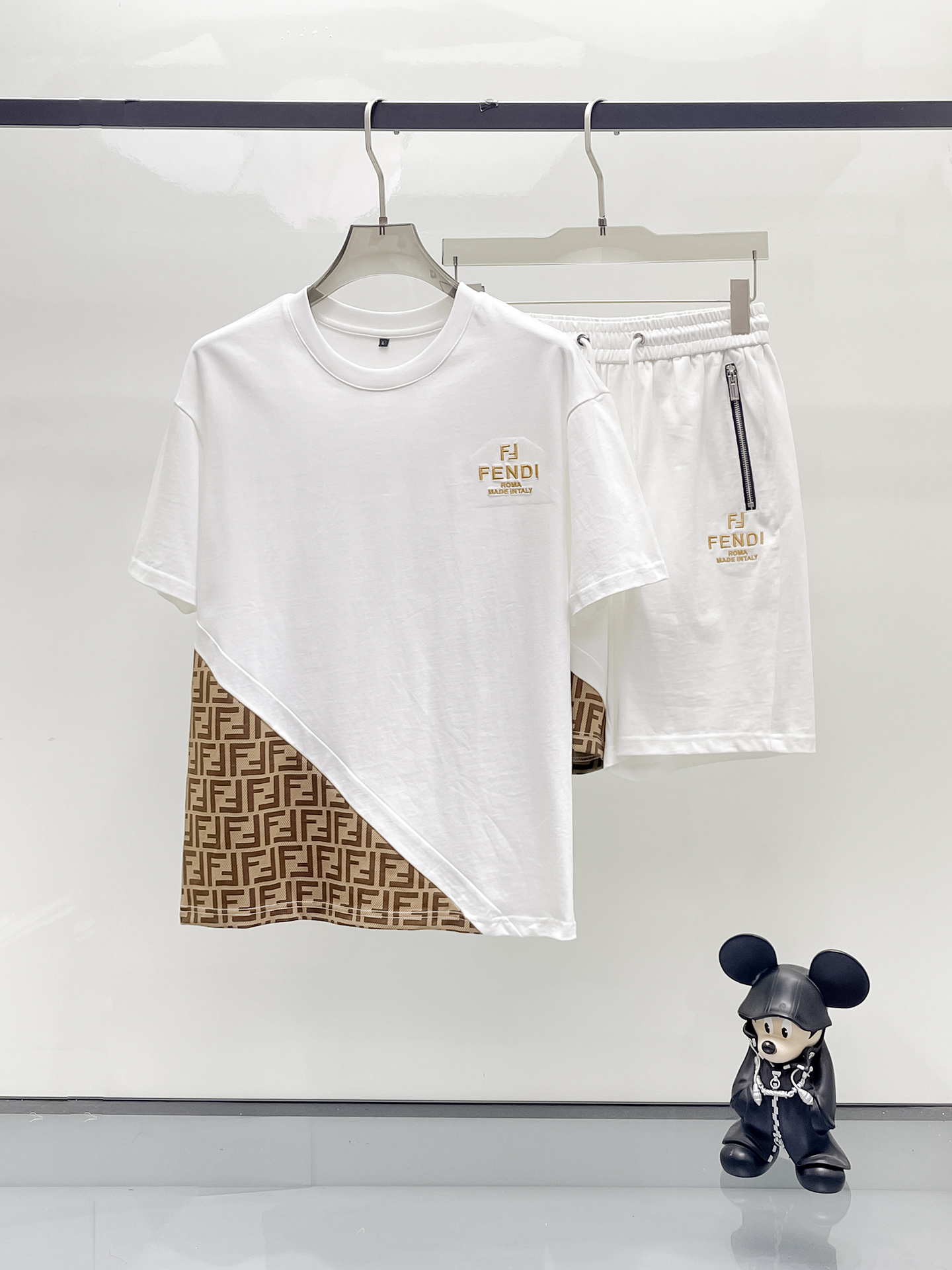 NO:429452,Fendi's new spring and summer casual set, the latest model is exclusively available on the entire network!  !  ~ It is classic and fashionable and versatile, who doesn’t like it? It will show the classic again. It is very pleasing to the eye and comes with a low luxury halo and recognition!  The traditional brand concept and modern advanced technology are perfectly combined. Coupled with the extremely modern and modern minimalist design, 100% imported pure cotton fabrics are customized!  The texture of this model is quite touching, the specifications and grades are known with tentacles. The degree of delicateness and breathability are top-notch!  Size M-3XL, fendi, alexander wang19860909芬迪 2025春夏新款休闲套装,最新款全网独家首上！！~既经典有时尚百搭,谁不爱啊,将经典再次展现,非常的耐看,自带低奢光环与辨识度！传统的品牌理念和现代化的先进技术进行了完美结合.加上极其现代摩登风范的简约设计,定制百分百进口纯棉的面料！此款的质感相当感人 触手便知规格档次 细腻程度与透气效果堪称顶级！尺码M-3XL,,fendi,alexander wang,Men's clothing