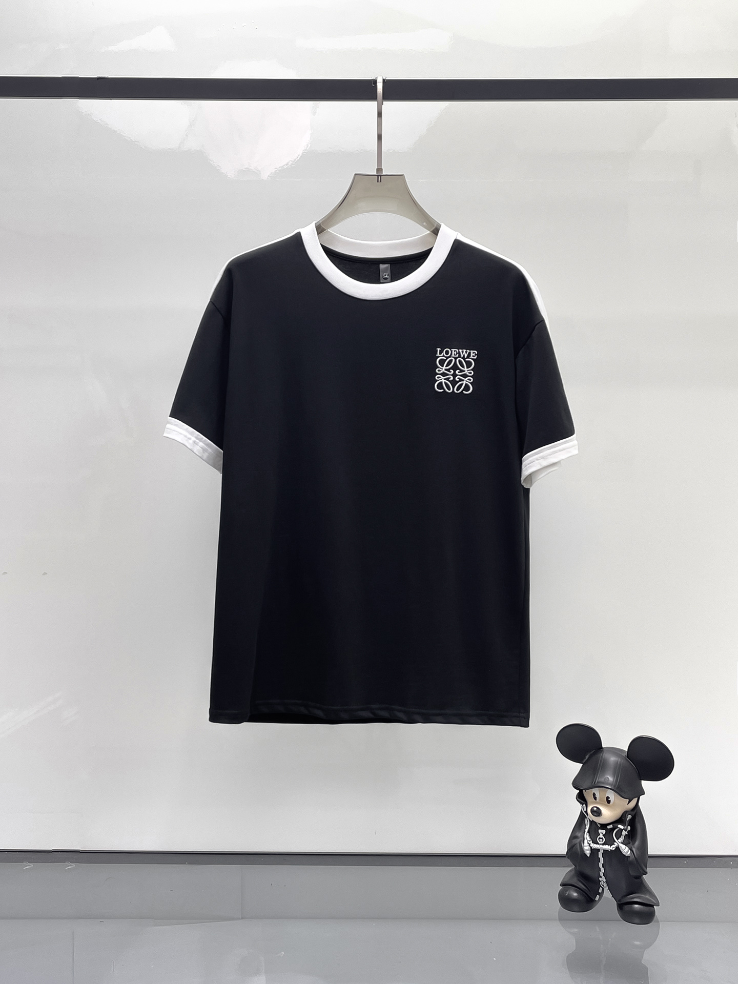 NO:429496,Luo Yiwei's new spring and summer casual set 2025, the latest model is exclusively available on the entire network!  !  ~ It is classic and fashionable and versatile, who doesn’t like it? It will show the classic again. It is very pleasing to the eye and comes with a low luxury halo and recognition!  The traditional brand concept and modern advanced technology are perfectly combined. Coupled with the extremely modern and modern minimalist design, 100% imported pure cotton fabrics are customized!  The texture of this model is quite touching, the specifications and grades are known with tentacles. The degree of delicateness and breathability are top-notch!  Size M-3XL, loewe, alexander wang19860909罗意威 2025春夏新款休闲套装,最新款全网独家首上！！~既经典有时尚百搭,谁不爱啊,将经典再次展现,非常的耐看,自带低奢光环与辨识度！传统的品牌理念和现代化的先进技术进行了完美结合.加上极其现代摩登风范的简约设计,定制百分百进口纯棉的面料！此款的质感相当感人 触手便知规格档次 细腻程度与透气效果堪称顶级！尺码M-3XL,,loewe,alexander wang,Men's clothing