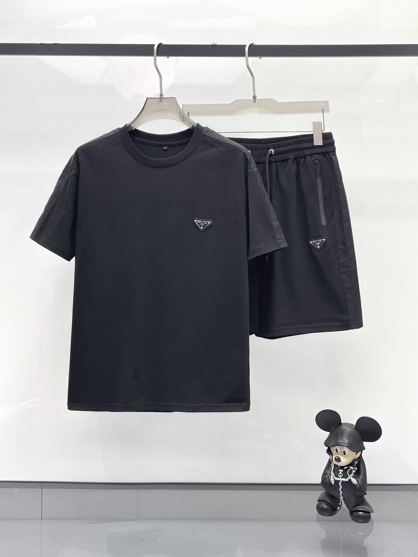 NO:429466,Prada 2025 spring and summer new casual set, the latest model is exclusively available on the entire network!  !  ~ It is classic and fashionable and versatile, who doesn’t like it? It will show the classic again. It is very pleasing to the eye and comes with a low luxury halo and recognition!  The traditional brand concept and modern advanced technology are perfectly combined. Coupled with the extremely modern and modern minimalist design, 100% imported pure cotton fabrics are customized!  The texture of this model is quite touching, the specifications and grades are known with tentacles. The degree of delicateness and breathability are top-notch!  Size M-3XL, prada, alexander wang19860909普拉达 2025春夏新款休闲套装,最新款全网独家首上！！~既经典有时尚百搭,谁不爱啊,将经典再次展现,非常的耐看,自带低奢光环与辨识度！传统的品牌理念和现代化的先进技术进行了完美结合.加上极其现代摩登风范的简约设计,定制百分百进口纯棉的面料！此款的质感相当感人 触手便知规格档次 细腻程度与透气效果堪称顶级！尺码M-3XL,,prada,alexander wang,Men's clothing