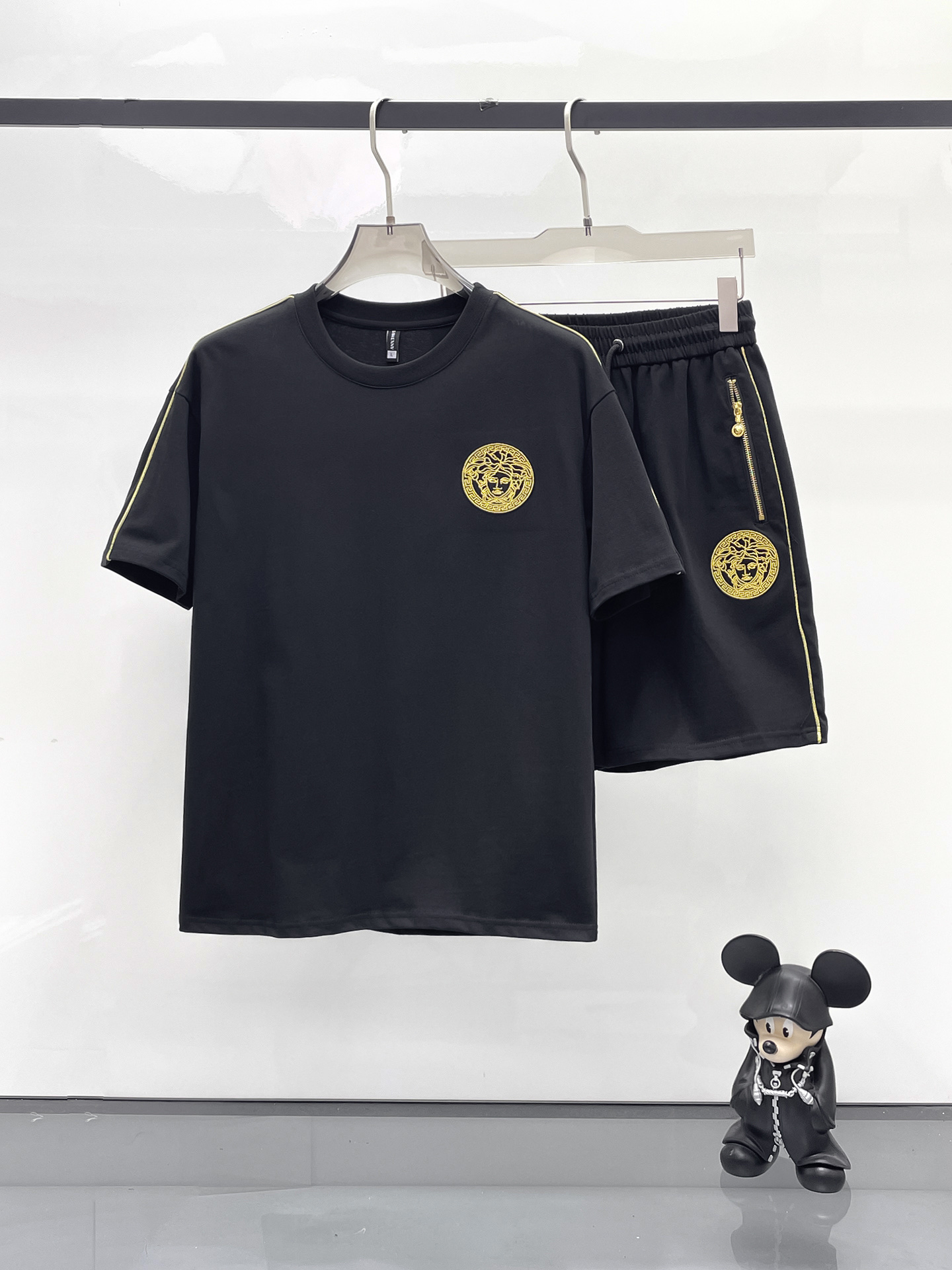 NO:429491,Versace's new spring and summer casual set 2025, the latest model is exclusively available on the entire network!  !  ~ It is classic and fashionable and versatile, who doesn’t like it? It will show the classic again. It is very pleasing to the eye and comes with a low luxury halo and recognition!  The traditional brand concept and modern advanced technology are perfectly combined. Coupled with the extremely modern and modern minimalist design, 100% imported pure cotton fabrics are customized!  The texture of this model is quite touching, the specifications and grades are known with tentacles. The degree of delicateness and breathability are top-notch!  Size M-3XL, versace,alexander wang19860909范思哲 2025春夏新款休闲套装,最新款全网独家首上！！~既经典有时尚百搭,谁不爱啊,将经典再次展现,非常的耐看,自带低奢光环与辨识度！传统的品牌理念和现代化的先进技术进行了完美结合.加上极其现代摩登风范的简约设计,定制百分百进口纯棉的面料！此款的质感相当感人 触手便知规格档次 细腻程度与透气效果堪称顶级！尺码M-3XL,,versace,alexander wang,Men's clothing