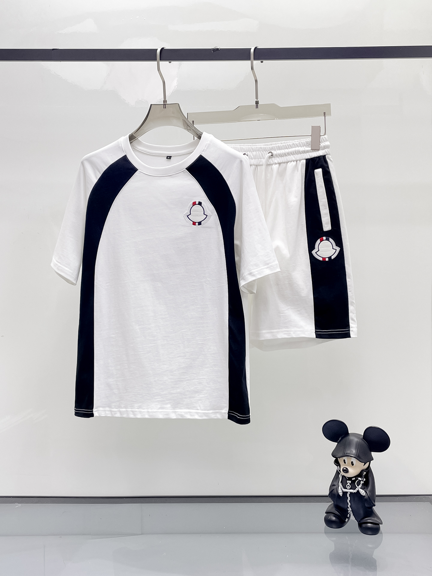 NO:429462,The new spring and summer casual set of 2025, the latest model is exclusively available on the entire network!  !  ~ It is classic and fashionable and versatile, who doesn’t like it? It will show the classic again. It is very pleasing to the eye and comes with a low luxury halo and recognition!  The traditional brand concept and modern advanced technology are perfectly combined. Coupled with the extremely modern and modern minimalist design, 100% imported pure cotton fabrics are customized!  The texture of this model is quite touching, the specifications and grades are known with tentacles. The degree of delicateness and breathability are top-notch!  Size M-3XL, Moncler, alexander wang19860909蒙口 2025春夏新款休闲套装,最新款全网独家首上！！~既经典有时尚百搭,谁不爱啊,将经典再次展现,非常的耐看,自带低奢光环与辨识度！传统的品牌理念和现代化的先进技术进行了完美结合.加上极其现代摩登风范的简约设计,定制百分百进口纯棉的面料！此款的质感相当感人 触手便知规格档次 细腻程度与透气效果堪称顶级！尺码M-3XL,,Moncler,alexander wang,Men's clothing