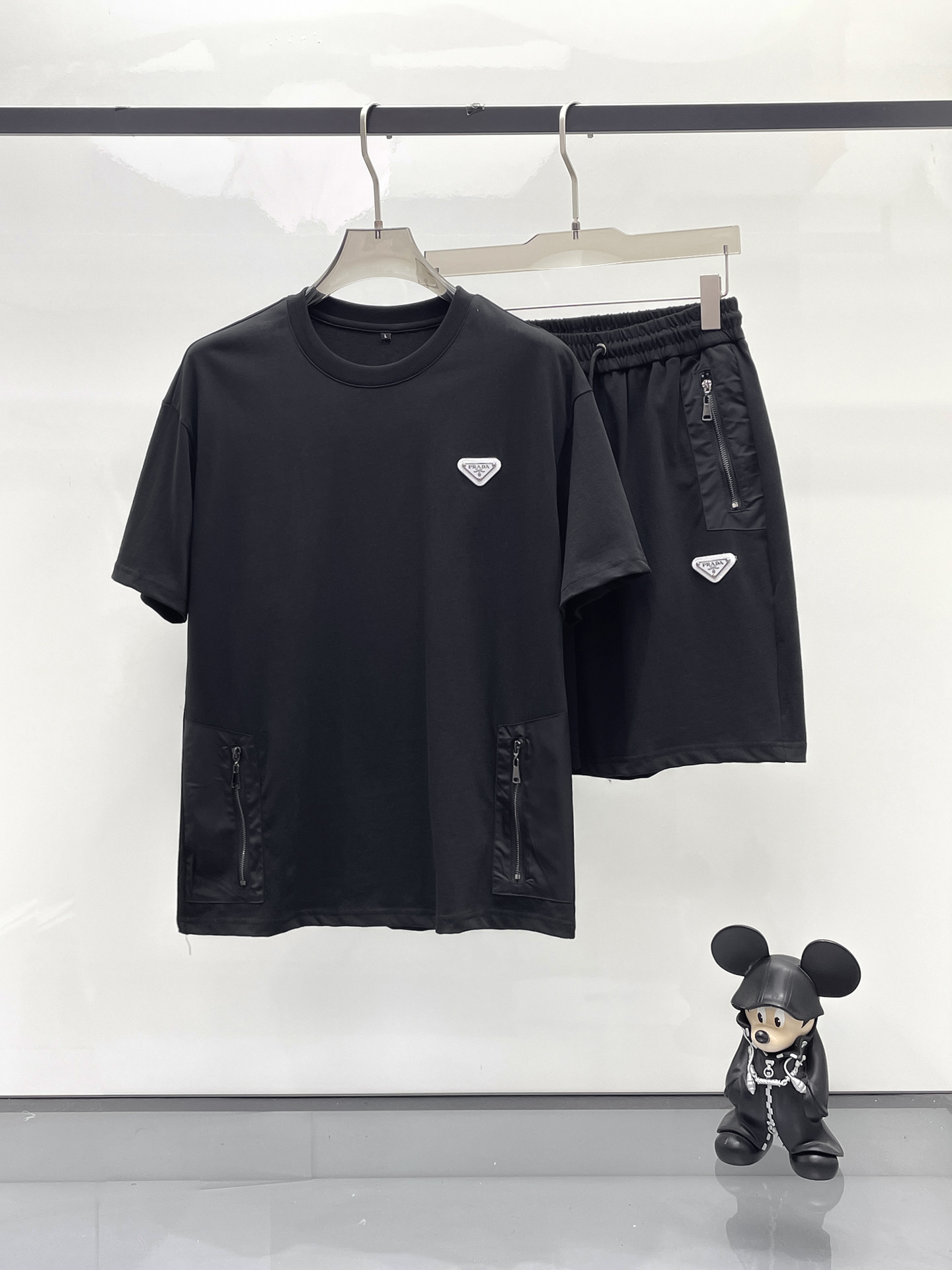 NO:429486,Prada 2025 spring and summer new casual set, the latest model is exclusively available on the entire network!  !  ~ It is classic and fashionable and versatile, who doesn’t like it? It will show the classic again. It is very pleasing to the eye and comes with a low luxury halo and recognition!  The traditional brand concept and modern advanced technology are perfectly combined. Coupled with the extremely modern and modern minimalist design, 100% imported pure cotton fabrics are customized!  The texture of this model is quite touching, the specifications and grades are known with tentacles. The degree of delicateness and breathability are top-notch!  Size M-3XL, prada, alexander wang19860909普拉达 2025春夏新款休闲套装,最新款全网独家首上！！~既经典有时尚百搭,谁不爱啊,将经典再次展现,非常的耐看,自带低奢光环与辨识度！传统的品牌理念和现代化的先进技术进行了完美结合.加上极其现代摩登风范的简约设计,定制百分百进口纯棉的面料！此款的质感相当感人 触手便知规格档次 细腻程度与透气效果堪称顶级！尺码M-3XL,,prada,alexander wang,Men's clothing