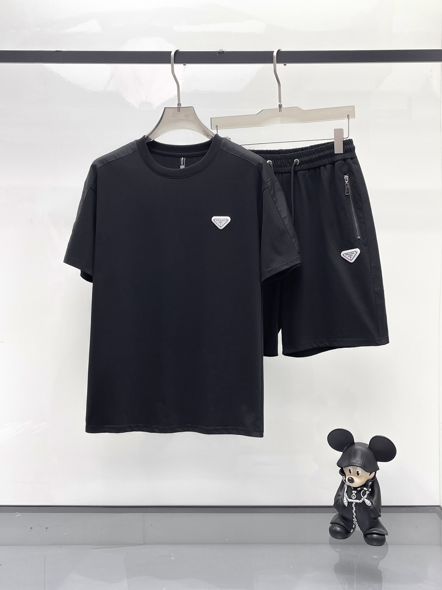 NO:429469,Gucci's new spring and summer casual set, the latest model is exclusively available on the entire network!  !  ~ It is classic and fashionable and versatile, who doesn’t like it? It will show the classic again. It is very pleasing to the eye and comes with a low luxury halo and recognition!  The traditional brand concept and modern advanced technology are perfectly combined. Coupled with the extremely modern and modern minimalist design, 100% imported pure cotton fabrics are customized!  The texture of this model is quite touching, the specifications and grades are known with tentacles. The degree of delicateness and breathability are top-notch!  Size M-3XL, gucci,alexander wang19860909古驰 2025春夏新款休闲套装,最新款全网独家首上！！~既经典有时尚百搭,谁不爱啊,将经典再次展现,非常的耐看,自带低奢光环与辨识度！传统的品牌理念和现代化的先进技术进行了完美结合.加上极其现代摩登风范的简约设计,定制百分百进口纯棉的面料！此款的质感相当感人 触手便知规格档次 细腻程度与透气效果堪称顶级！尺码M-3XL,,gucci,alexander wang,Men's clothing