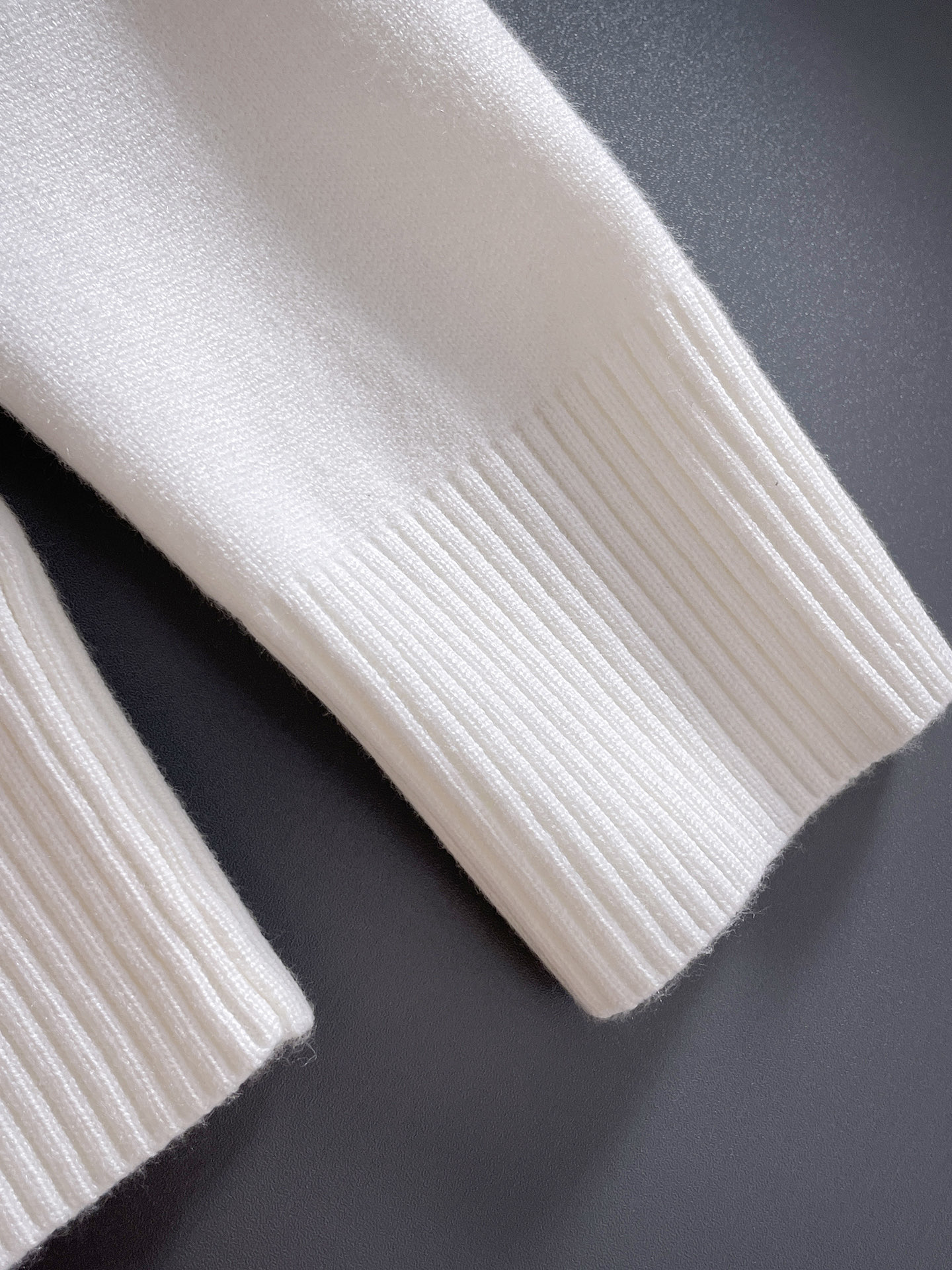 毛衣 2025秋冬最新系列，专柜1:1顶级复刻，全品相！加厚款，潮人必备单品！懂货的老铁赶紧下手，面料：