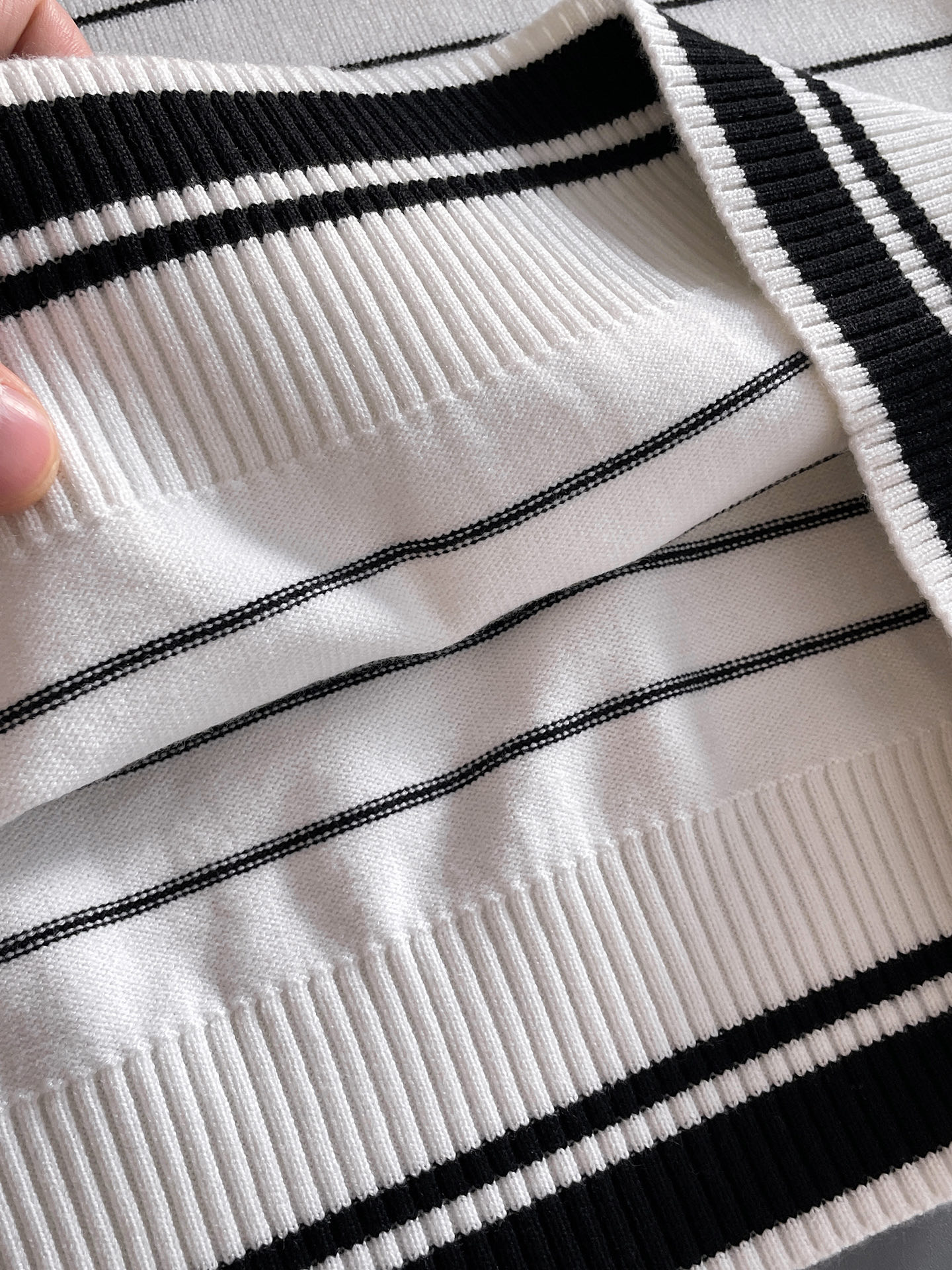 毛衣 2025秋冬最新系列，专柜1:1顶级复刻，全品相！加厚款，潮人必备单品！懂货的老铁赶紧下手，面料：