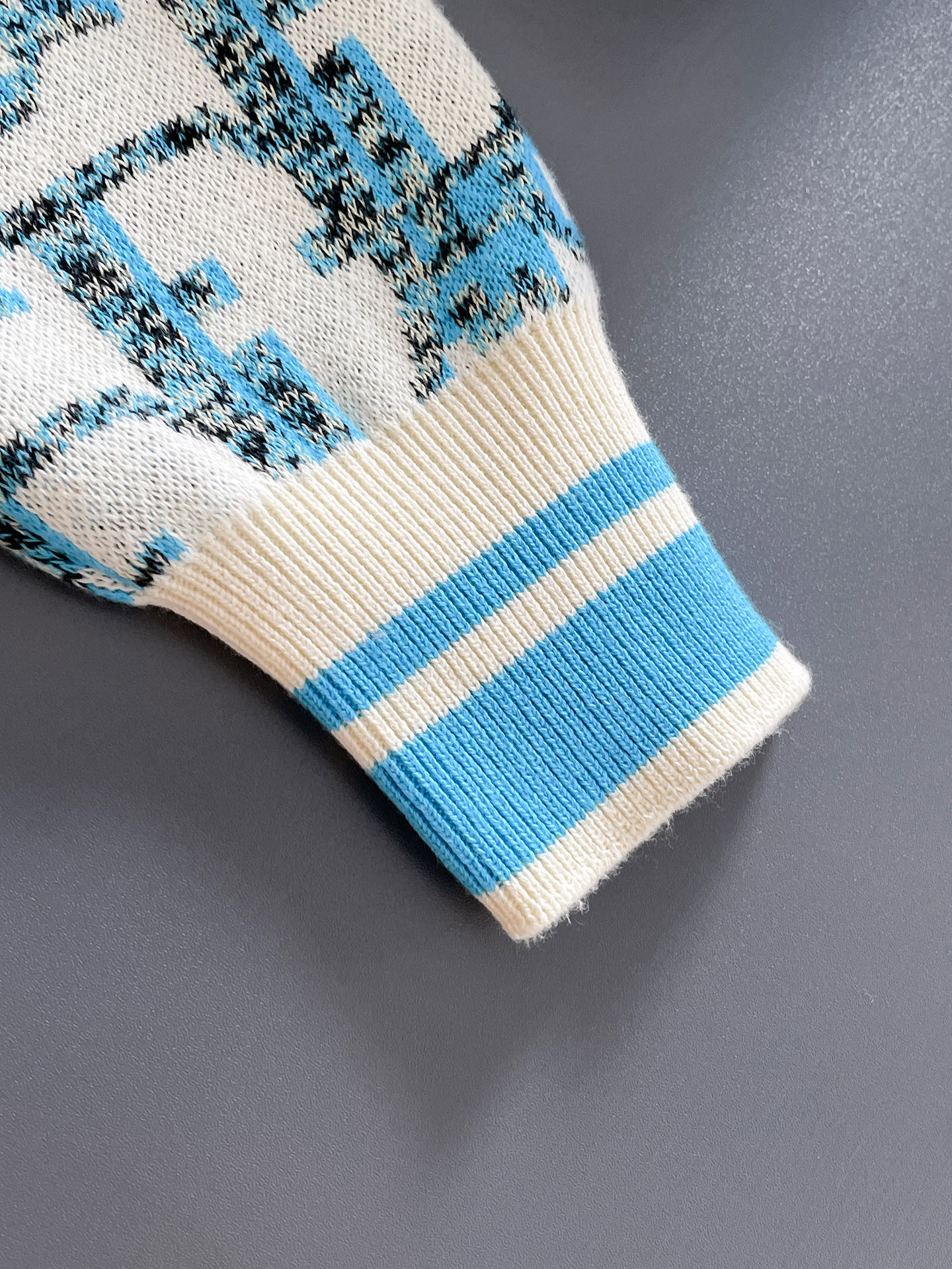 毛衣 2025秋冬最新系列，专柜1:1顶级复刻，全品相！加厚款，潮人必备单品！懂货的老铁赶紧下手，面料：