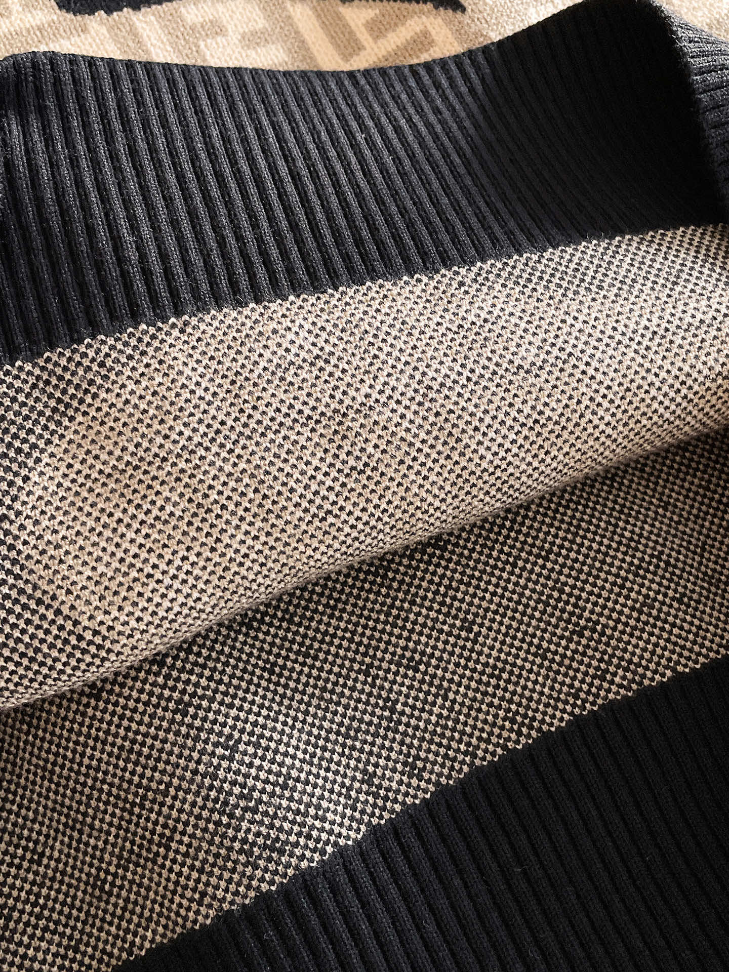 毛衣 2025秋冬最新系列，专柜1:1顶级复刻，全品相！加厚款，潮人必备单品！懂货的老铁赶紧下手，面料：