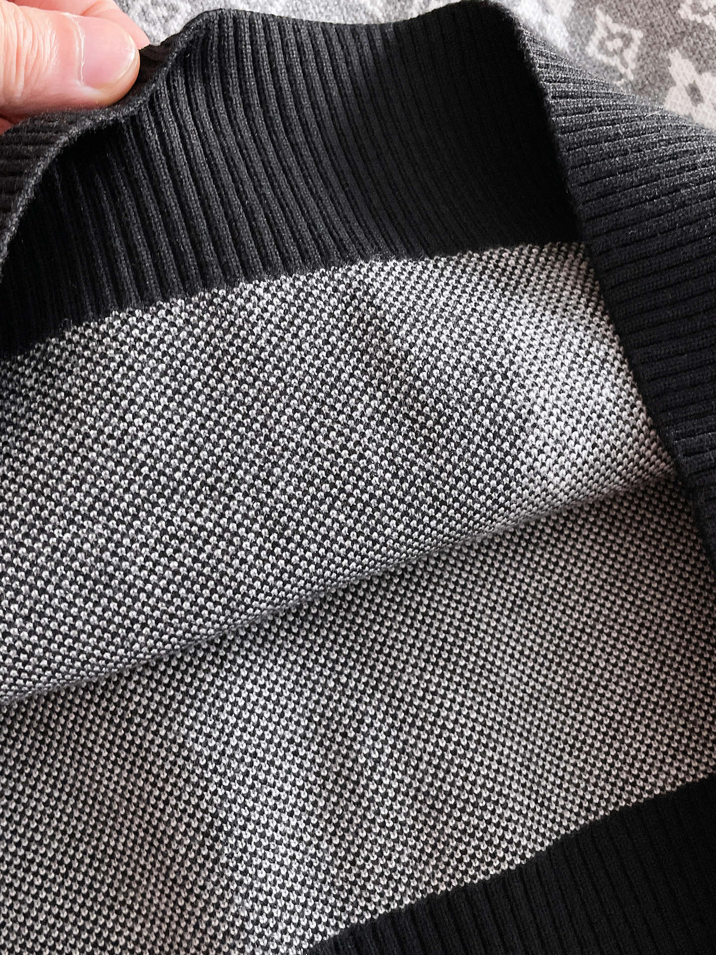 毛衣 2025秋冬最新系列，专柜1:1顶级复刻，全品相！加厚款，潮人必备单品！懂货的老铁赶紧下手，面料：