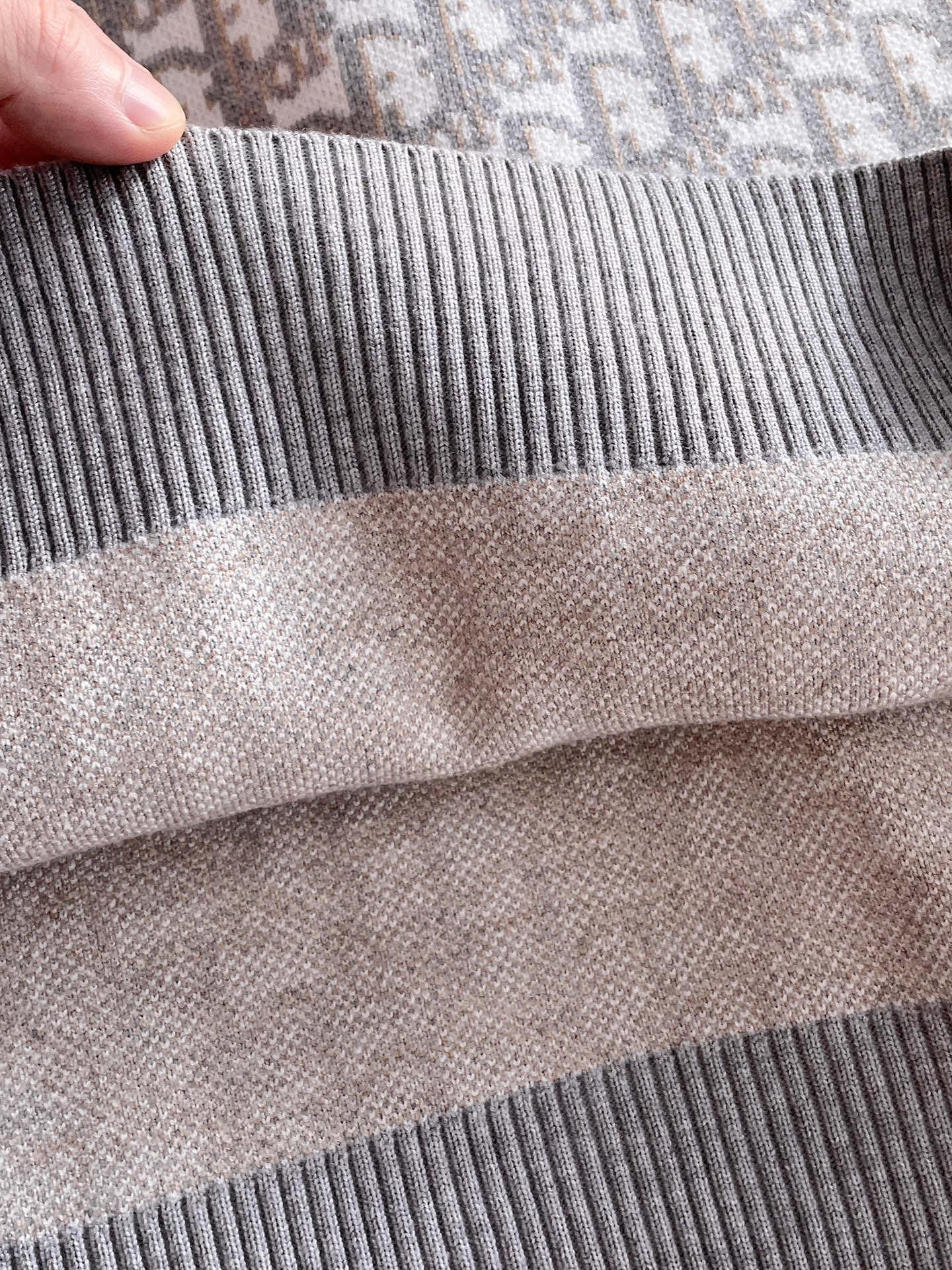 毛衣 2025秋冬最新系列，专柜1:1顶级复刻，全品相！加厚款，潮人必备单品！懂货的老铁赶紧下手，面料：