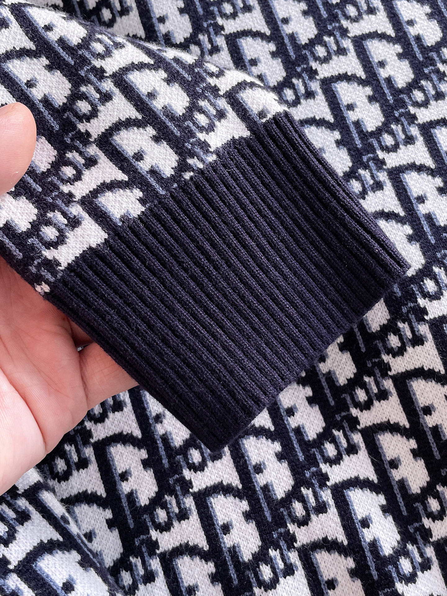 毛衣 2025秋冬最新系列，专柜1:1顶级复刻，全品相！加厚款，潮人必备单品！懂货的老铁赶紧下手，面料：