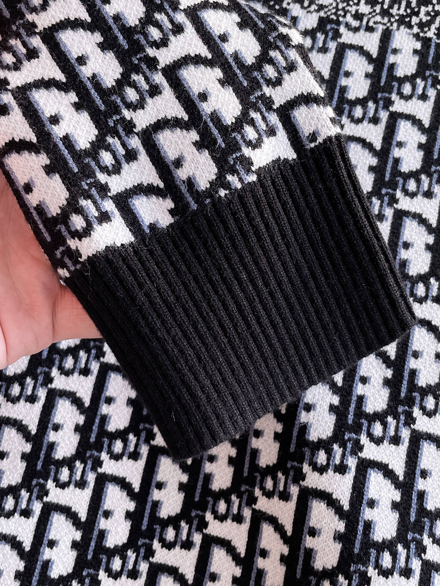 毛衣 2025秋冬最新系列，专柜1:1顶级复刻，全品相！加厚款，潮人必备单品！懂货的老铁赶紧下手，面料：