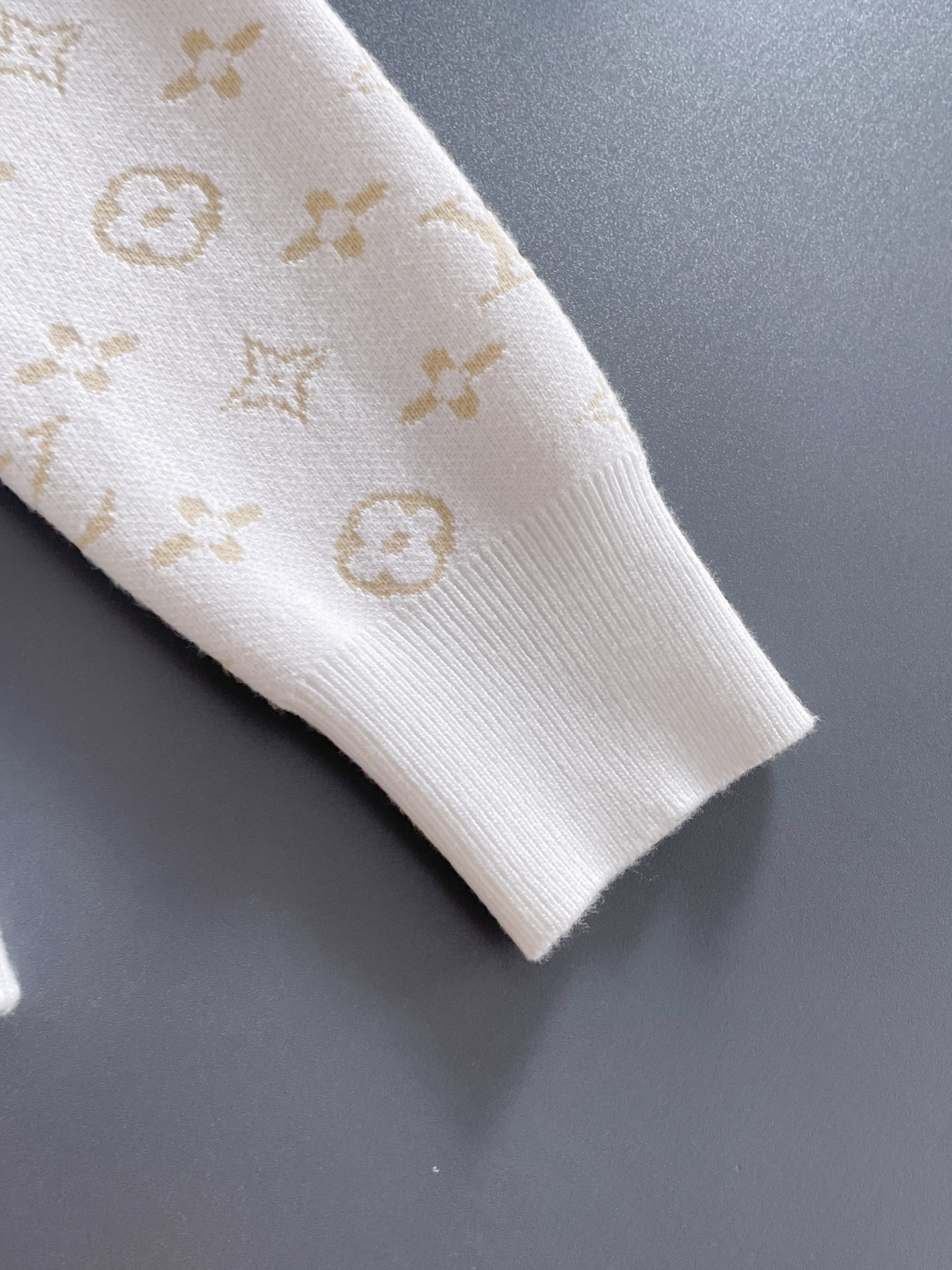 毛衣 2025秋冬最新系列，专柜1:1顶级复刻，全品相！加厚款，潮人必备单品！懂货的老铁赶紧下手，面料：