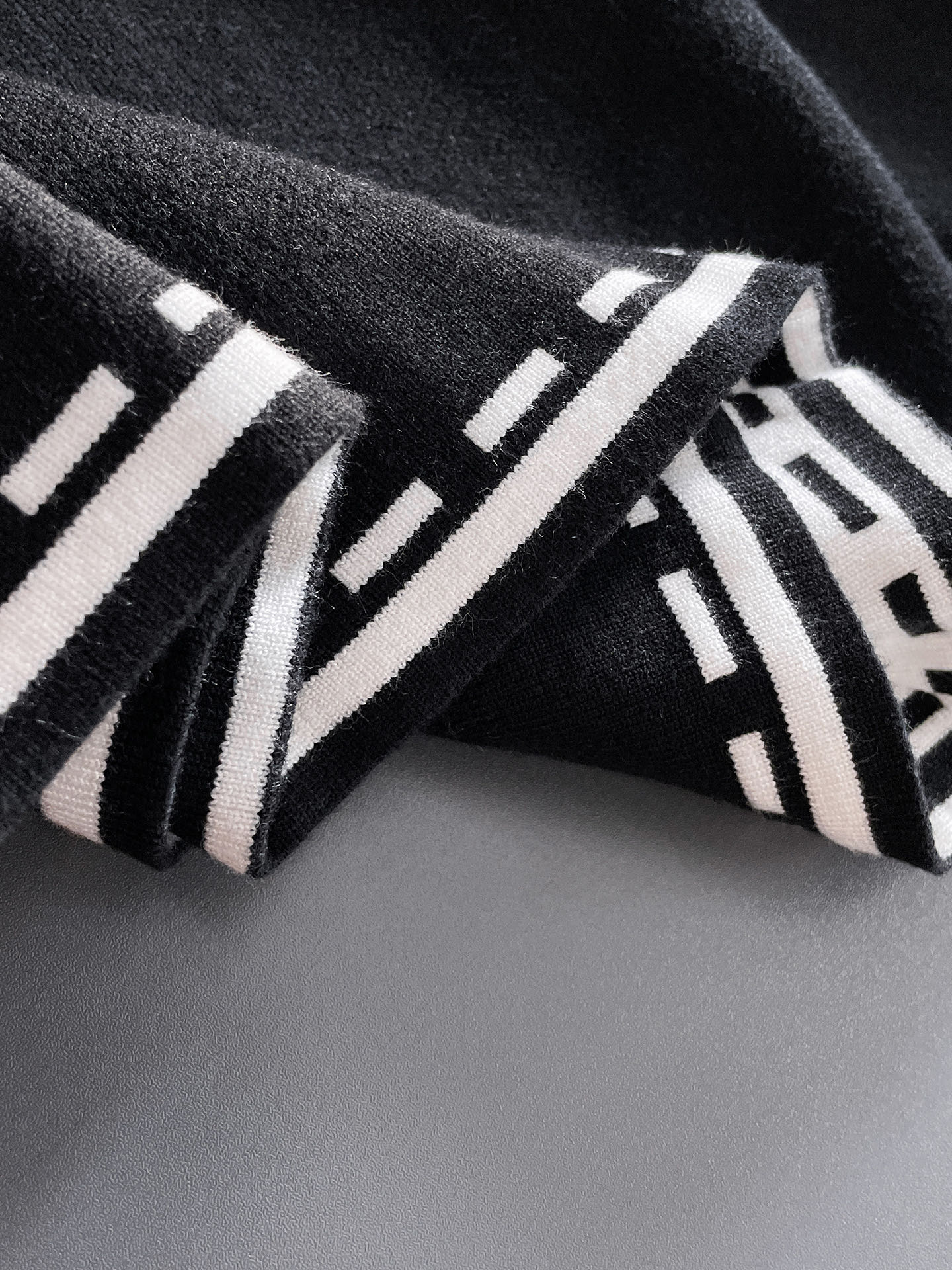 毛衣 2025秋冬最新系列，专柜1:1顶级复刻，全品相！加厚款，潮人必备单品！懂货的老铁赶紧下手，面料：