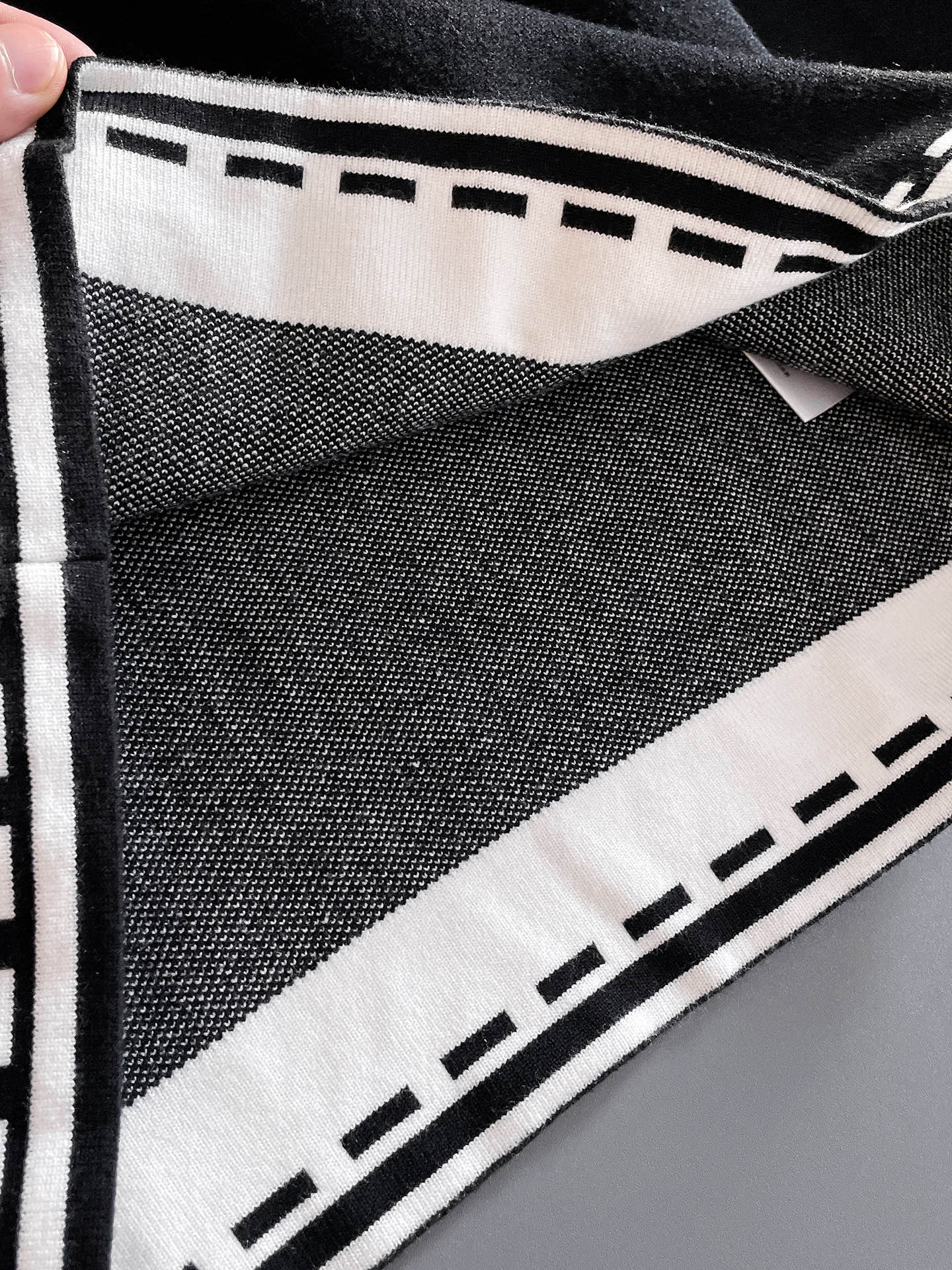 毛衣 2025秋冬最新系列，专柜1:1顶级复刻，全品相！加厚款，潮人必备单品！懂货的老铁赶紧下手，面料：