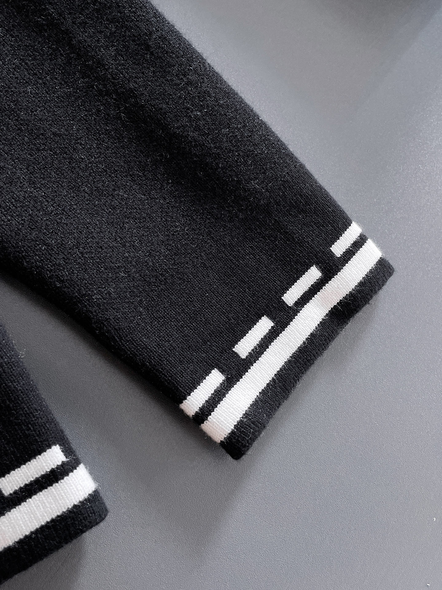 毛衣 2025秋冬最新系列，专柜1:1顶级复刻，全品相！加厚款，潮人必备单品！懂货的老铁赶紧下手，面料：