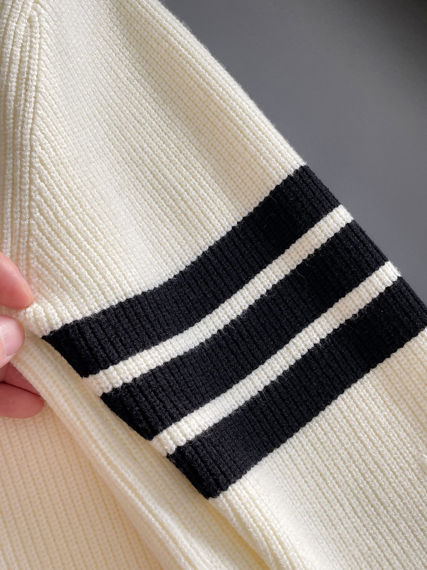 TB 毛衣 2025秋冬最新系列，专柜1:1顶级复刻，全品相！加厚款，潮人必备单品！懂货的老铁赶紧下手，