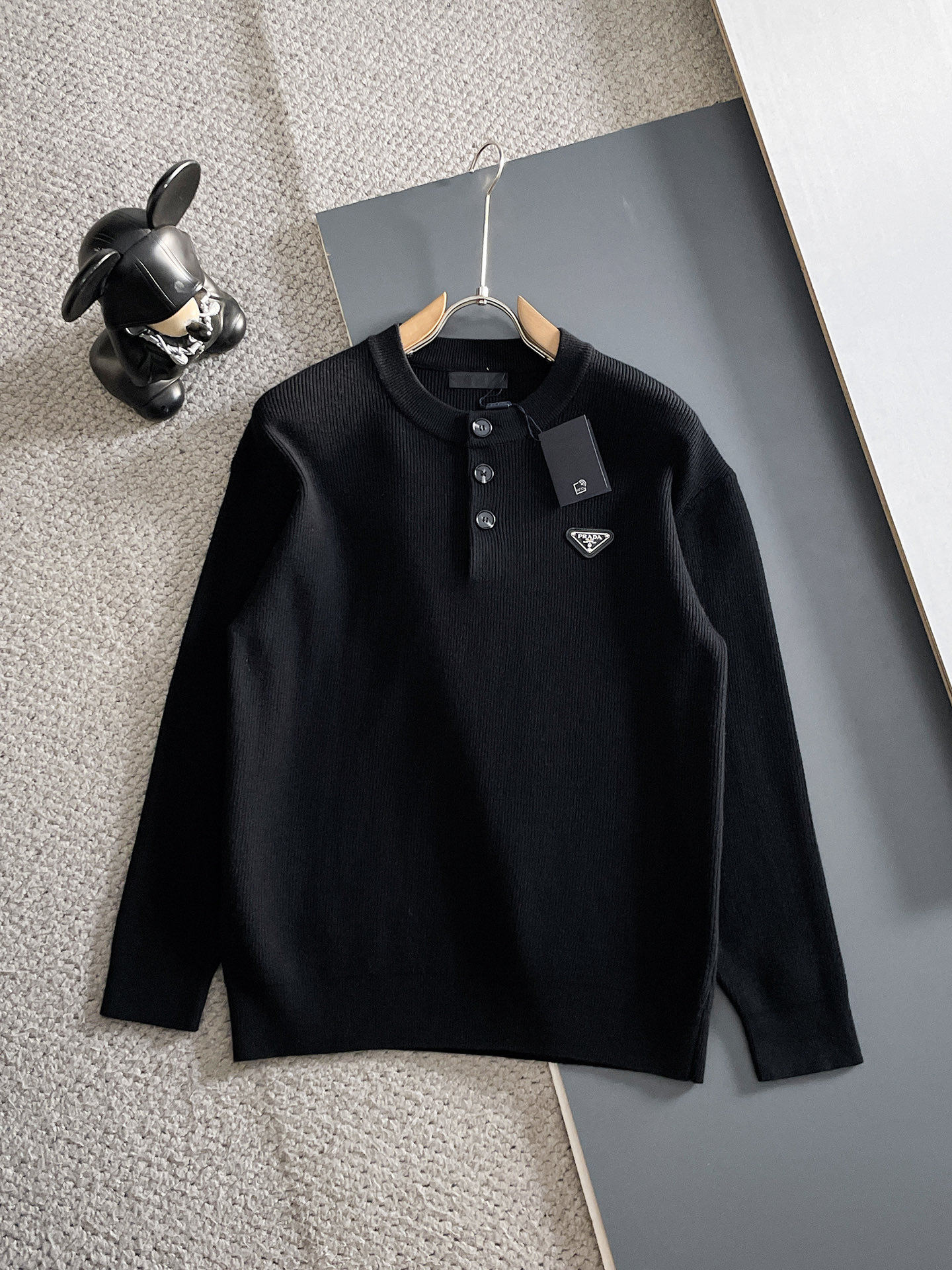 NO:608595,Prada  The new 2025 early autumn men's wool sweaters are hot-selling items on sale at the counter. Every major fashion buyer and star has a versatile item. Simple and fashionable, it looks good, and the upper body is full of gentleman's style. The entire sweater not only has exquisite texture and craftsmanship, but also the wiring is even and neat. The overall appearance is beautiful.  The generosity ensures that the silhouette of the clothes is not easily deformed. The custom-made wool fabric is neither very loose nor very tight, and has very good recovery properties. A fashion item that is both cold-resistant and fashionable in autumn and winter. M-XXL, prada, sweaters, alexander  wang19860909普拉达 2025早秋新款男士羊毛针织衫,专柜在售爆款单品,各大时尚买手明星人手一件的百搭单品.简单时尚甚是好看,上身绅士范十足.整件毛衣不单纹理工艺精美,走线更是精工细作均匀整齐.整体美观大方保证了衣服的廓形不易变形.定制羊毛面料,既不会很宽松也不会很紧绷,恢复性非常好.秋冬御寒与时尚兼备的一款时装单品.M-XXL,,prada,sweaters,alexander wang,Men's clothing