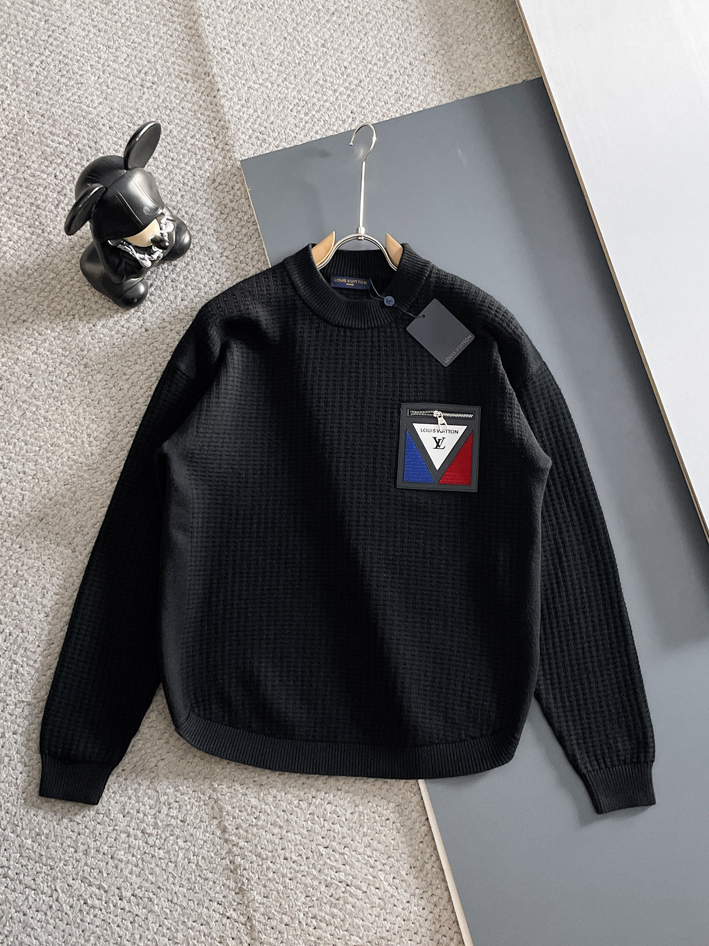 NO:608601,LV  The new 2025 early autumn men's wool sweaters are hot-selling items on sale at the counter. Every major fashion buyer and star has a versatile item. Simple and fashionable, it is very beautiful, and the upper body is full of gentleman style. The whole sweater is not only exquisite in texture and craftsmanship, but also exquisite in wiring.  The work is even and neat. The overall beauty and elegance ensure that the silhouette of the clothes is not easily deformed. The customized wool fabric is neither very loose nor very tight, and has very good recovery properties. A fashion item that is both cold-resistant and fashionable in autumn and winter. M-XXL, Louis  vuitton,sweaters,alexander wang19860909LV 2025早秋新款男士羊毛针织衫,专柜在售爆款单品,各大时尚买手明星人手一件的百搭单品.简单时尚甚是好看,上身绅士范十足.整件毛衣不单纹理工艺精美,走线更是精工细作均匀整齐.整体美观大方保证了衣服的廓形不易变形.定制羊毛面料,既不会很宽松也不会很紧绷,恢复性非常好.秋冬御寒与时尚兼备的一款时装单品.M-XXL,,louis vuitton,sweaters,alexander wang,Men's clothing