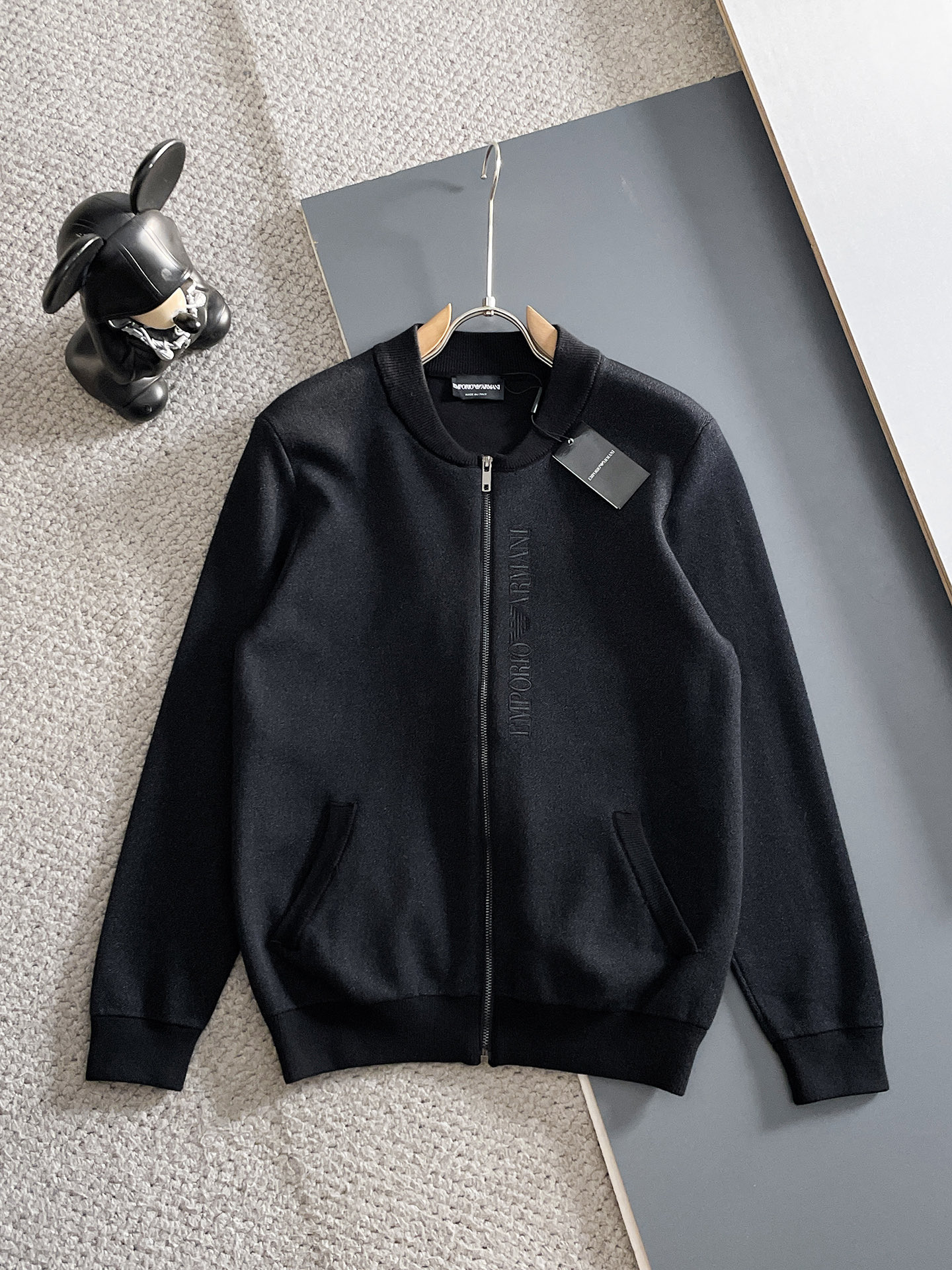 NO:608589,Armani 2025 autumn and winter wool blended cardigan zipper knitted sweater, using imported custom yarn, the upper body is comfortable and warm, and is on sale at the counter simultaneously. Complete with three standards. Size: M-XXXL,,armani,sweaters,alexander wang19860909阿玛尼 2025秋冬羊毛混纺开衫拉链针织毛衣,采用进口定制纱线,上身舒适保暖,专柜同步在售.三标齐全. 码数: M-XXXL,,armani,sweaters,alexander wang,Men's clothing