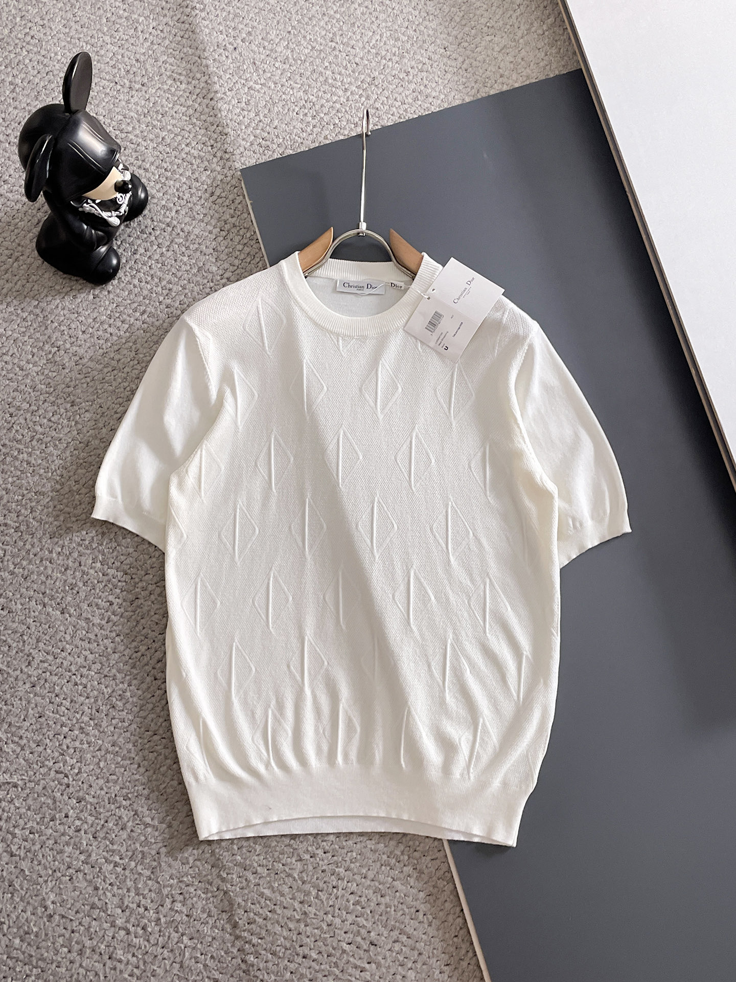 NO:608559,Dior  The new 2025 early autumn men's wool sweaters are hot-selling items on sale at the counter. Every major fashion buyer and star has a versatile item. Simple and fashionable, it looks good, and the upper body is full of gentleman style. The whole sweater is not only exquisite in texture, but also the wiring is even and neat. The overall beauty  Guandafang ensures that the silhouette of the clothes is not easily deformed. The custom-made wool fabric is neither very loose nor very tight, and has very good recovery properties. A fashion item that is both cold-resistant and fashionable in autumn and winter. M-XXL, dior, sweaters, alexander  wang19860909迪奥 2025早秋新款男士羊毛针织衫,专柜在售爆款单品,各大时尚买手明星人手一件的百搭单品.简单时尚甚是好看,上身绅士范十足.整件毛衣不单纹理工艺精美,走线更是精工细作均匀整齐.整体美观大方保证了衣服的廓形不易变形.定制羊毛面料,既不会很宽松也不会很紧绷,恢复性非常好.秋冬御寒与时尚兼备的一款时装单品.M-XXL,,dior,sweaters,alexander wang,Men's clothing