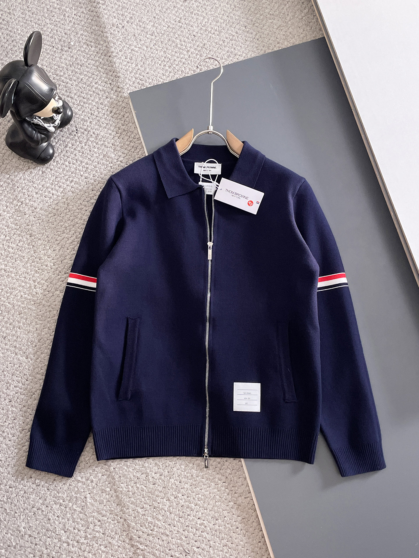 NO:608583,TB 2025 autumn and winter wool blended cardigan zipper knitted sweater, using imported custom yarn, the upper body is comfortable and warm, and is on sale at the counter at the same time. Complete with three standards. Size: M-XXXL,,sweaters,alexander wang19860909TB 2025秋冬羊毛混纺开衫拉链针织毛衣,采用进口定制纱线,上身舒适保暖,专柜同步在售.三标齐全. 码数: M-XXXL,,sweaters,alexander wang,Men's clothing