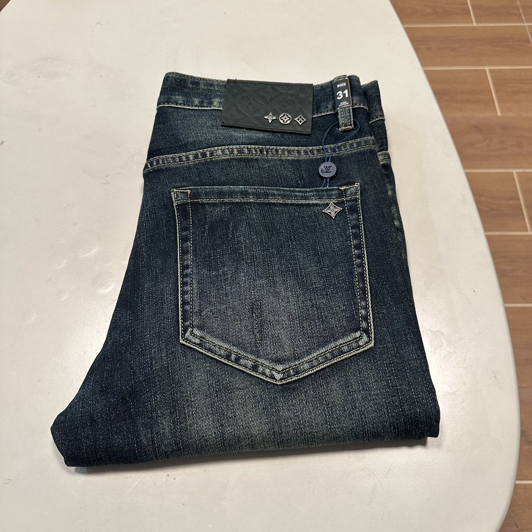 NO:429058,LV Louis exclusively offers new jeans, high-end version!  Customized fabrics for counters are breathable and comfortable, with impeccable details, and the brand element design concept reflects high quality. The feel is delicate and soft!  It is casually cut, with a great upper body style!  29-38, louis vuitton,louis vuitton,jeans,alexander wang19860909LV 路易独家专供新款 牛仔裤,高端版本！专柜定制面料 透气舒适度高,细节无可挑剔,品牌元素设计理念,体现高品质.手感细腻柔软！呈现休闲裁剪,上身版型超赞！ 码数29-38,,louis vuitton,louis vuitton,jeans,alexander wang,Men's clothing