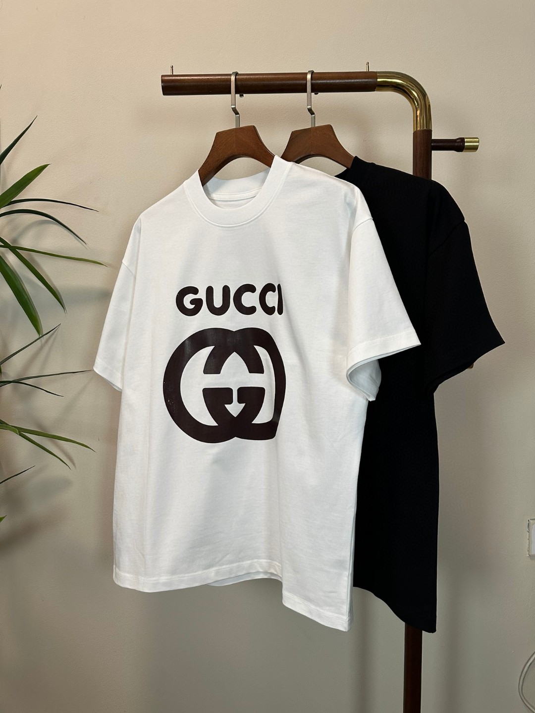 NO:134862,GU Gucci New round neck short-sleeved T-shirt high-end version!  Customized fabrics for counters are breathable and comfortable, with impeccable details, and the brand element design concept reflects high quality. The feel is delicate and soft!  It is casually cut, with a great upper body style!  Code number M-3XL, gucci, T-shirt,tees, t-shirt,alexander wang19860909GU 古驰 新款 圆领 短袖 T恤 高端版本！专柜定制面料 透气舒适度高,细节无可挑剔,品牌元素设计理念,体现高品质.手感细腻柔软！呈现休闲裁剪,上身版型超赞！ 码数M-3XL,,gucci,T-shirt,tees，t-shirt,alexander wang,Men's clothing