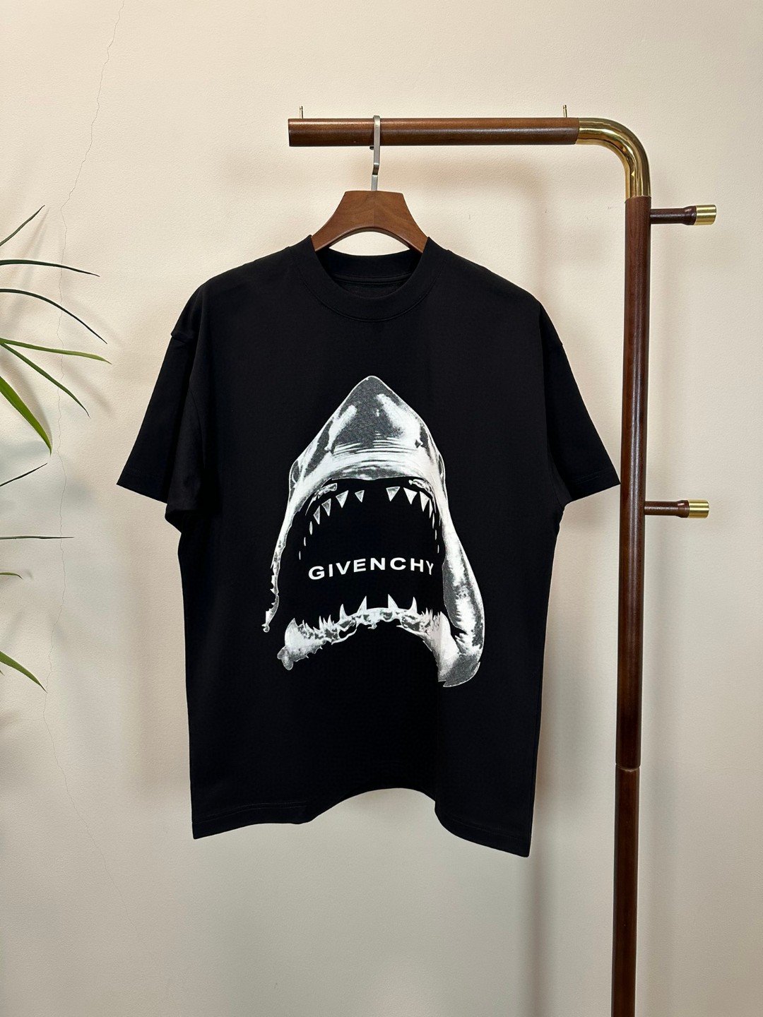 NO:134861,GVC Givenchy new style round neck short-sleeved T-shirt high-end version!  Customized fabrics for counters are breathable and comfortable, with impeccable details, and the brand element design concept reflects high quality. The feel is delicate and soft!  It is casually cut, with a great upper body style!  Code number M-3XL, given, T-shirt,tees,t-shirt,alexander wang19860909GVC 纪梵希新款 圆领 短袖 T恤 高端版本！专柜定制面料 透气舒适度高,细节无可挑剔,品牌元素设计理念,体现高品质.手感细腻柔软！呈现休闲裁剪,上身版型超赞！ 码数M-3XL,,givenchy,T-shirt,tees，t-shirt,alexander wang,Men's clothing