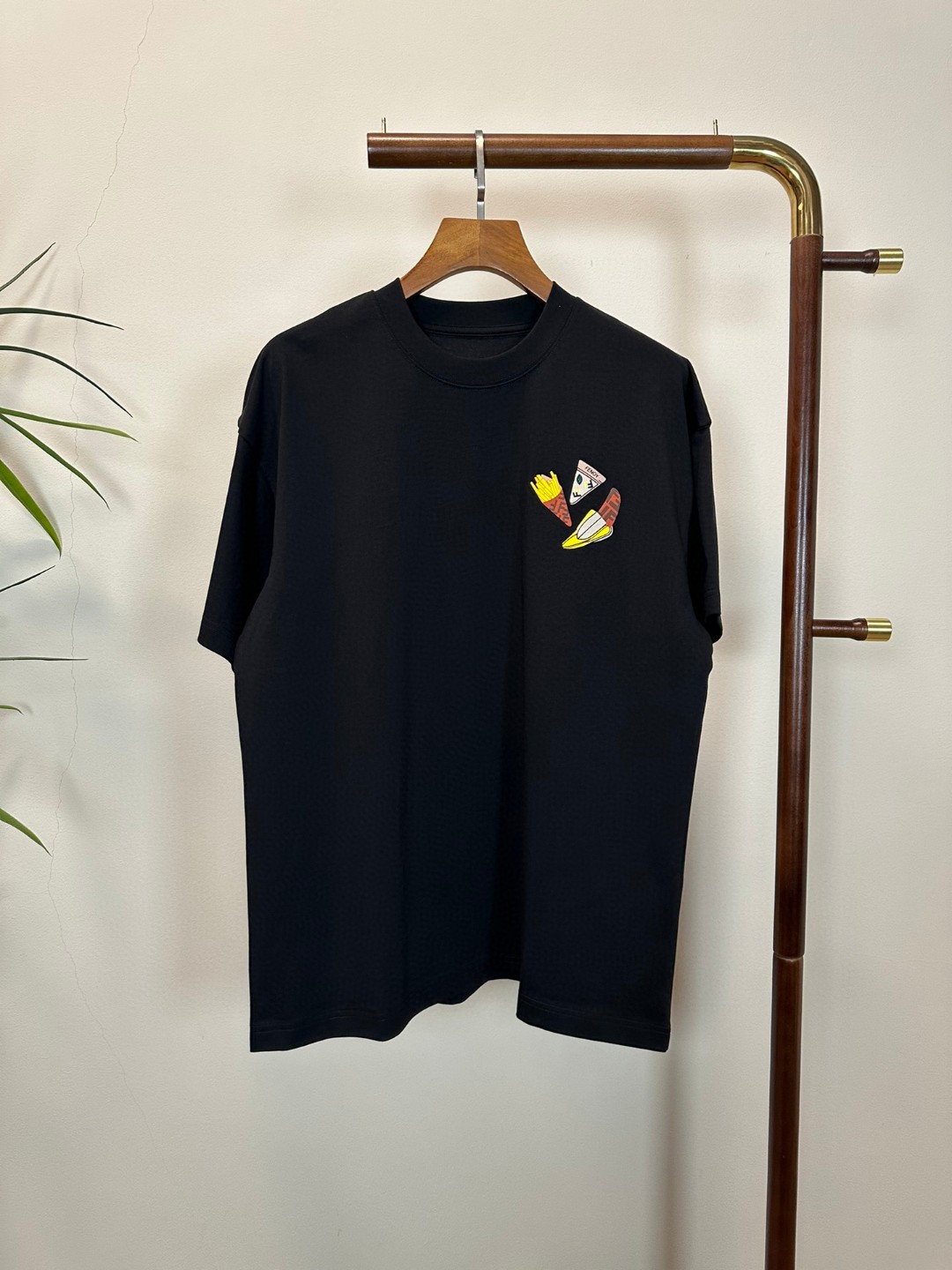 NO:134860,FD Fendi New Round Neck Short Sleeve T-shirt High-end Version!  Customized fabrics for counters are breathable and comfortable, with impeccable details, and the brand element design concept reflects high quality. The feel is delicate and soft!  It is casually cut, with a great upper body style!  Code number M-3XL, fendi, T-shirt, tees, t-shirt, alexander wang19860909FD 芬迪新款 圆领 短袖 T恤 高端版本！专柜定制面料 透气舒适度高,细节无可挑剔,品牌元素设计理念,体现高品质.手感细腻柔软！呈现休闲裁剪,上身版型超赞！ 码数M-3XL,,fendi,T-shirt,tees，t-shirt,alexander wang,Men's clothing