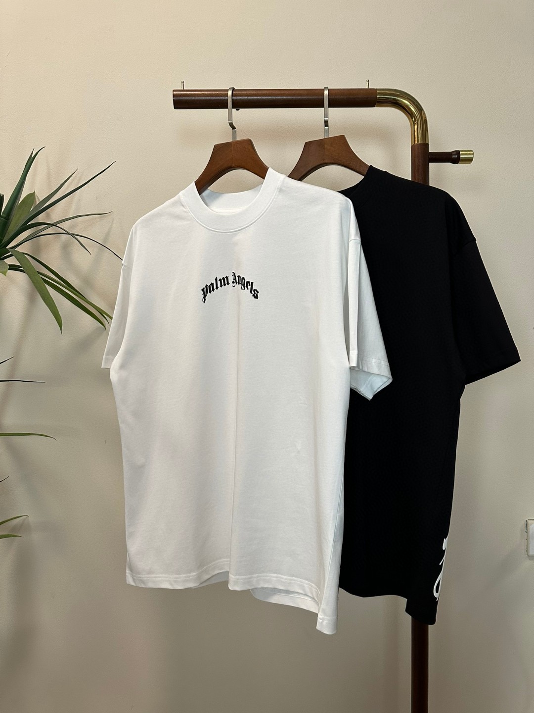 NO:150971,PA Niche Brand 2025 new round neck short-sleeved T-shirt high-end version!  Customized fabrics for counters are breathable and comfortable, with impeccable details, and the brand element design concept reflects high quality. The feel is delicate and soft!  It is casually cut, with a great upper body style!  Code number M-3XL, T-shirt,tees,t-shirt,alexander wang19860909PA 小众品牌 2025新款 圆领 短袖 T恤 高端版本！专柜定制面料 透气舒适度高,细节无可挑剔,品牌元素设计理念,体现高品质.手感细腻柔软！呈现休闲裁剪,上身版型超赞！ 码数M-3XL,,T-shirt,tees，t-shirt,alexander wang,Men's clothing