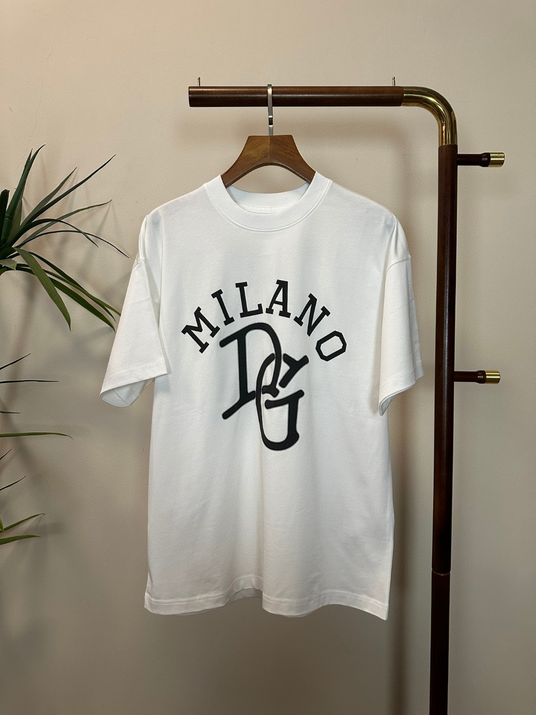 NO:145707,DG Dolce & Gabbana 2025 new round neck short-sleeved T-shirt high-end version!  Customized fabrics for counters are breathable and comfortable, with impeccable details, and the brand element design concept reflects high quality. The feel is delicate and soft!  It is casually cut, with a great upper body style!  Code number M-3XL, Dolce & Gabbana, Dolce & Gabbana, T-shirt, tees, t-shirt, alexander wang19860909DG 杜嘉班纳2025新款 圆领 短袖 T恤 高端版本！专柜定制面料 透气舒适度高,细节无可挑剔,品牌元素设计理念,体现高品质.手感细腻柔软！呈现休闲裁剪,上身版型超赞！ 码数M-3XL,,Dolce&Gabbana,Dolce&Gabbana,T-shirt,tees，t-shirt,alexander wang,Men's clothing