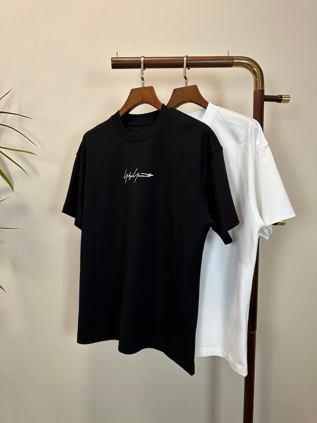 NO:145725,Y-3 Yamamoto Yoshi 2025 new round neck short-sleeved T-shirt high-end version!  Customized fabrics for counters are breathable and comfortable, with impeccable details, and the brand element design concept reflects high quality. The feel is delicate and soft!  It is casually cut, with a great upper body style!  Code number M-3XL, T-shirt,tees,t-shirt,alexander wang19860909Y-3 山本耀司2025新款 圆领 短袖 T恤 高端版本！专柜定制面料 透气舒适度高,细节无可挑剔,品牌元素设计理念,体现高品质.手感细腻柔软！呈现休闲裁剪,上身版型超赞！ 码数M-3XL,,T-shirt,tees，t-shirt,alexander wang,Men's clothing